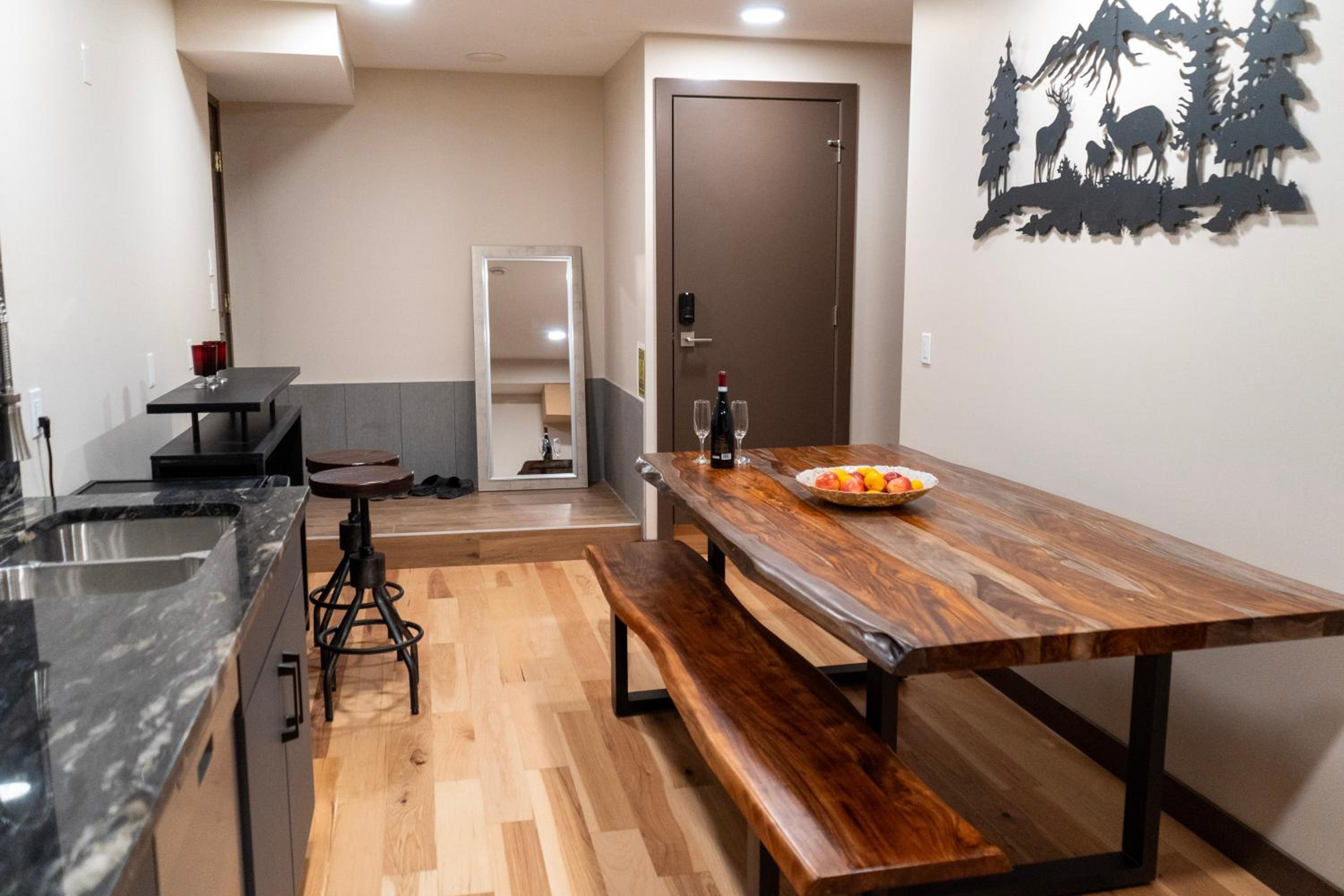 Romantic Luxury Retreat with Private Sauna & Spa, Pet Friendly, Elkside Hideout B&B