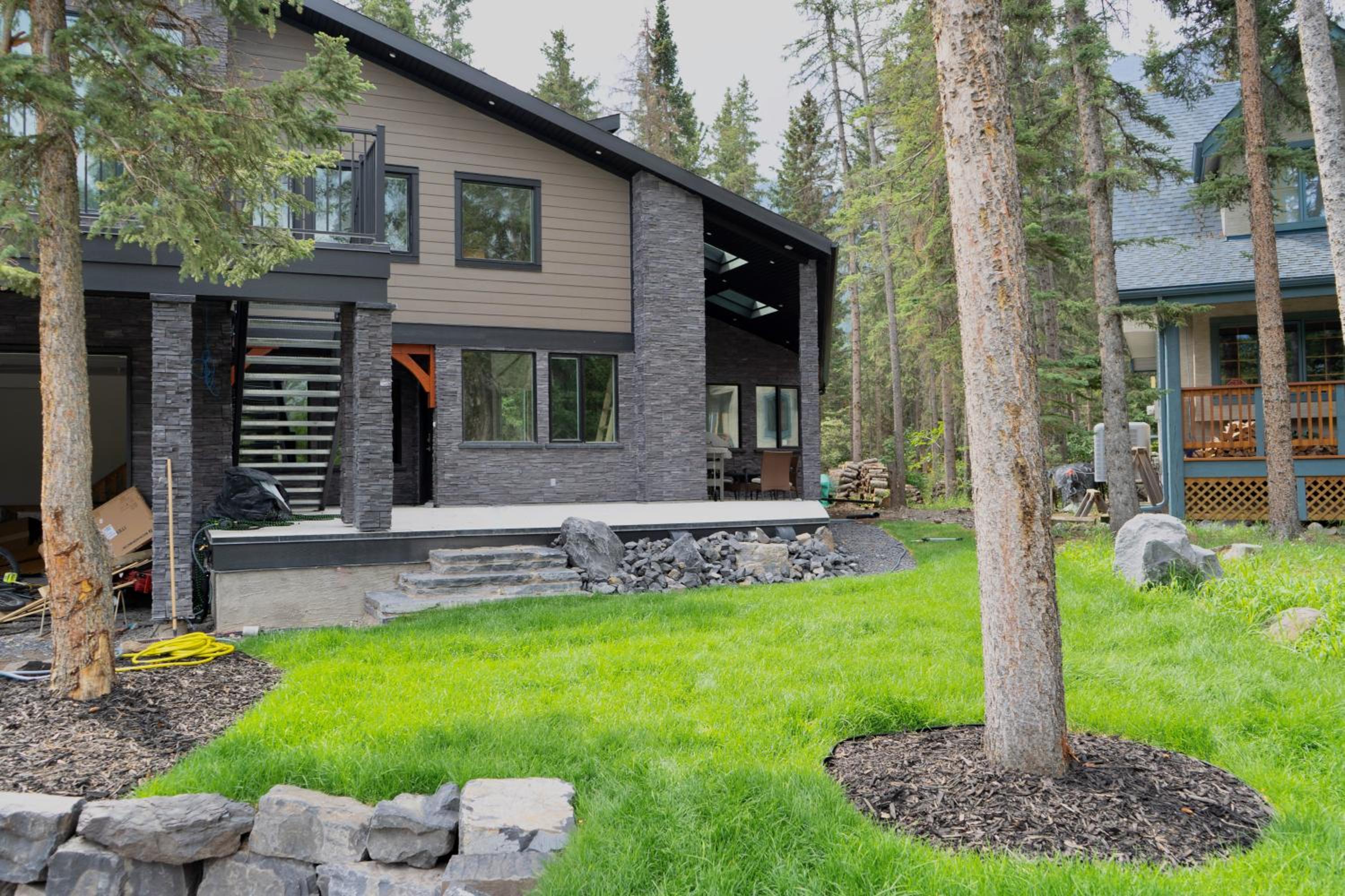 Romantic Luxury Retreat with Private Sauna & Spa, Pet Friendly, Elkside Hideout B&B