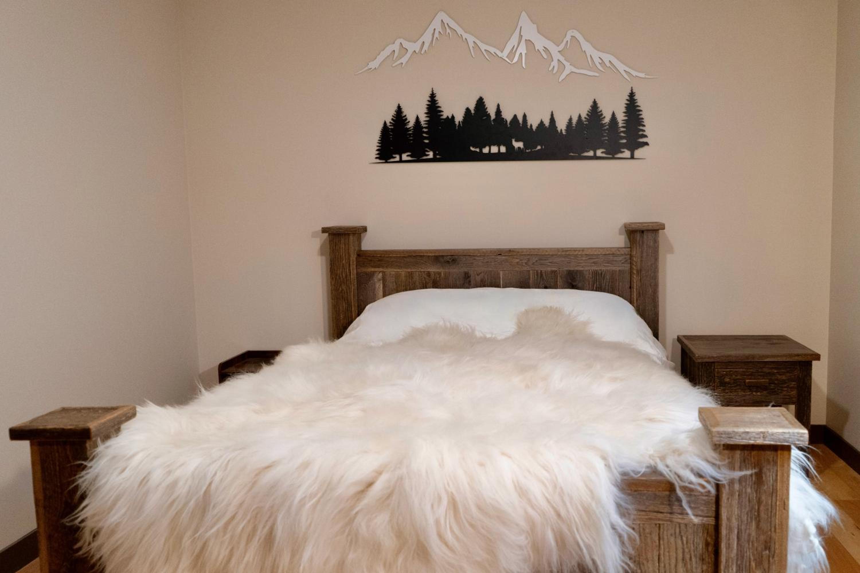 Romantic Luxury Retreat with Private Sauna & Spa, Pet Friendly, Elkside Hideout B&B