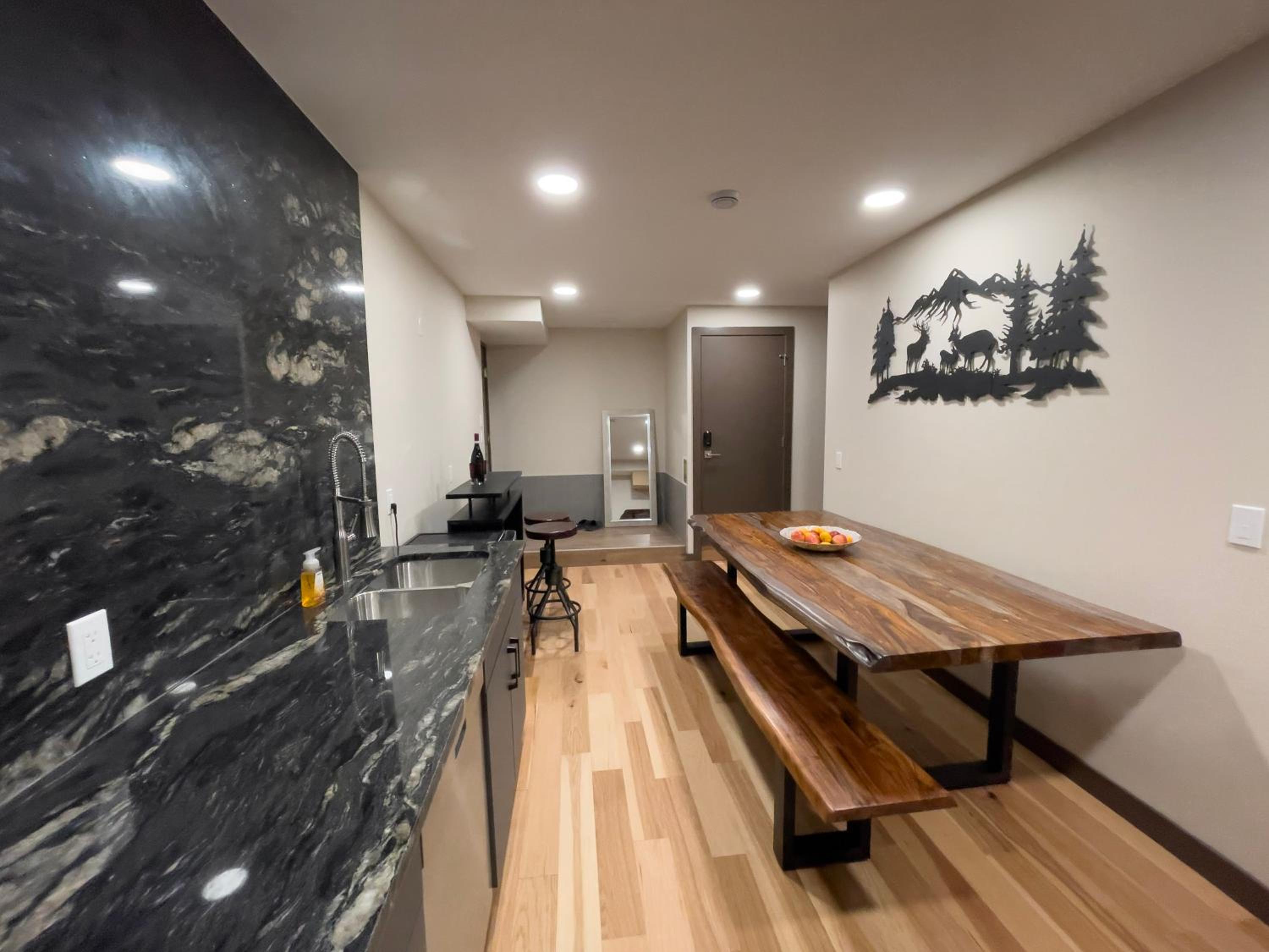 Romantic Luxury Retreat with Private Sauna & Spa, Pet Friendly, Elkside Hideout B&B