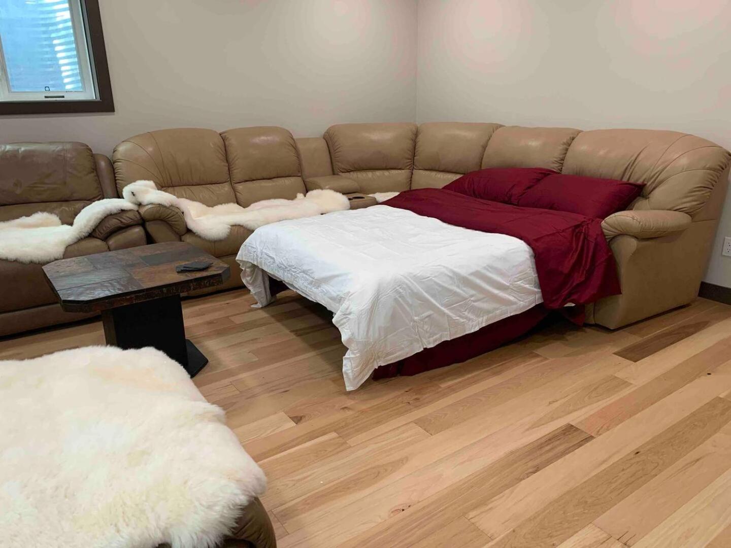 Romantic Luxury Retreat with Private Sauna & Spa, Pet Friendly, Elkside Hideout B&B