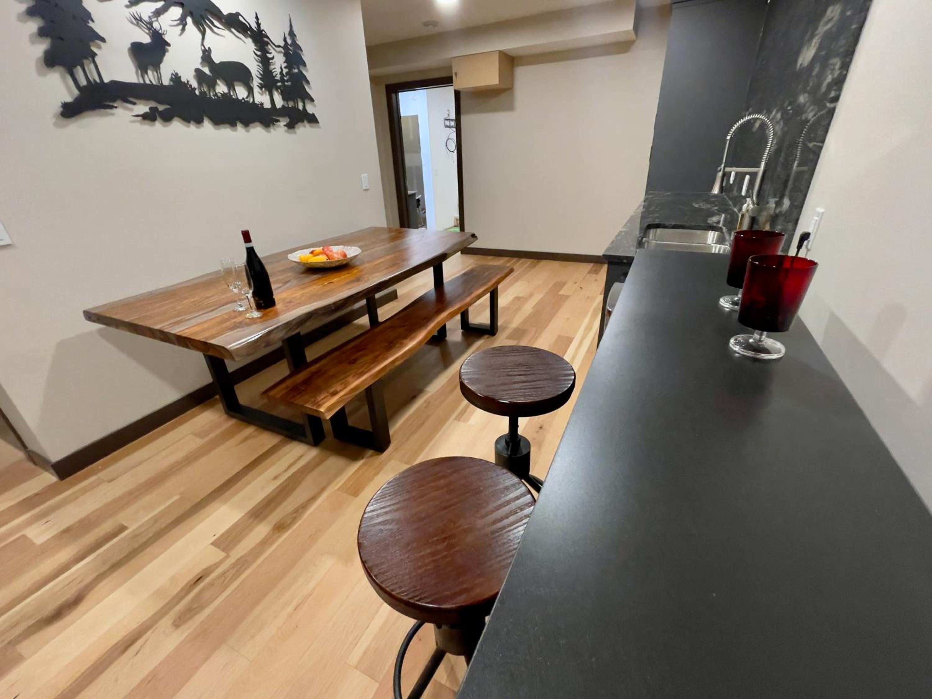 Romantic Luxury Retreat with Private Sauna & Spa, Pet Friendly, Elkside Hideout B&B