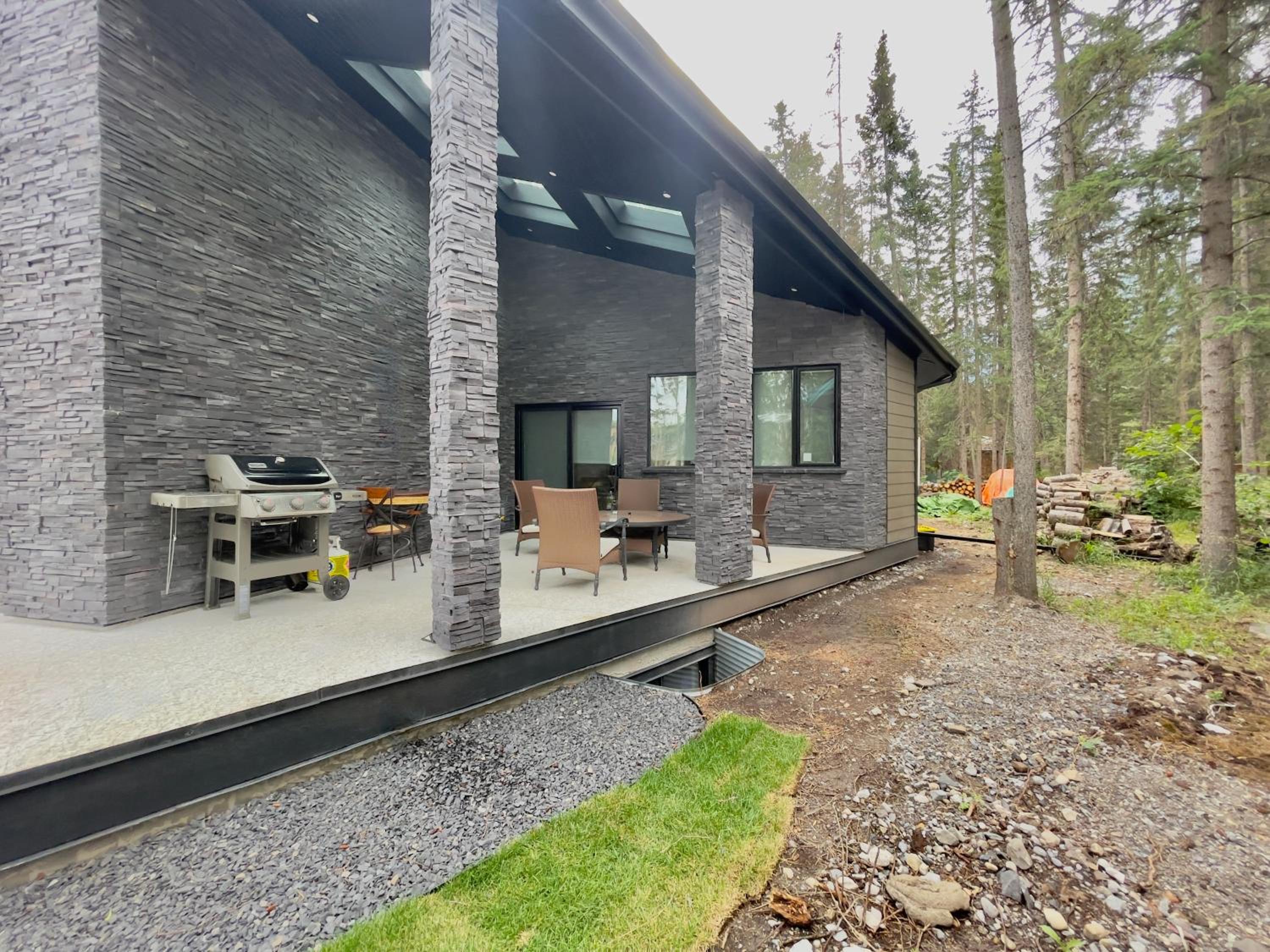 Romantic Luxury Retreat with Private Sauna & Spa, Pet Friendly, Elkside Hideout B&B