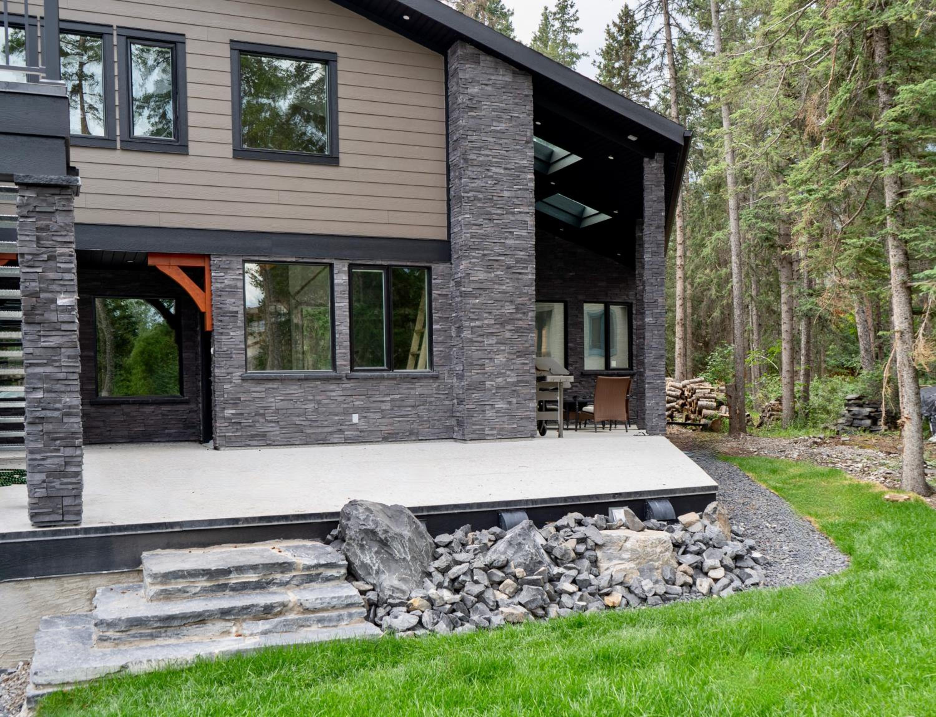 Romantic Luxury Retreat with Private Sauna & Spa, Pet Friendly, Elkside Hideout B&B