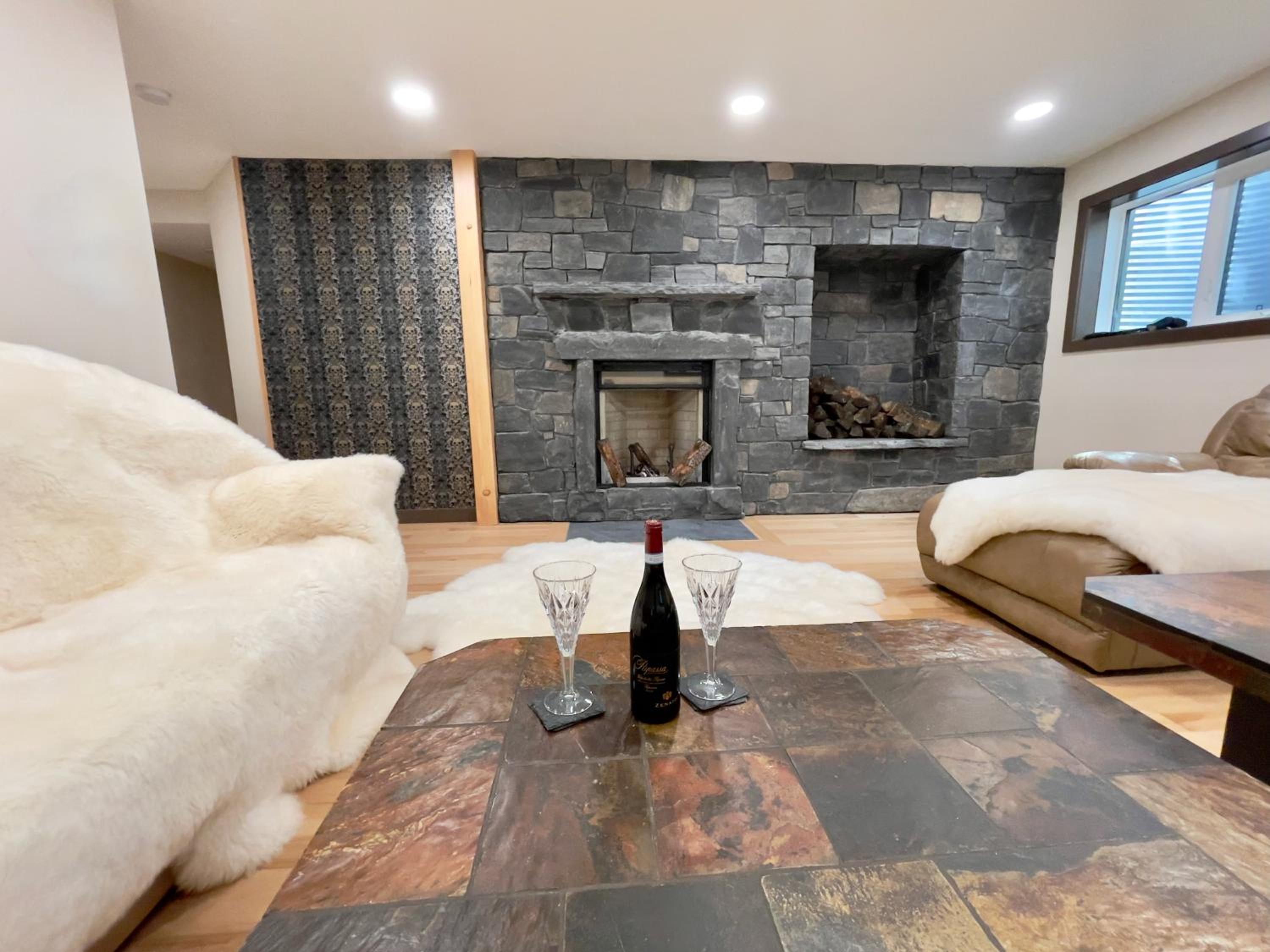 Romantic Luxury Retreat with Private Sauna & Spa, Pet Friendly, Elkside Hideout B&B