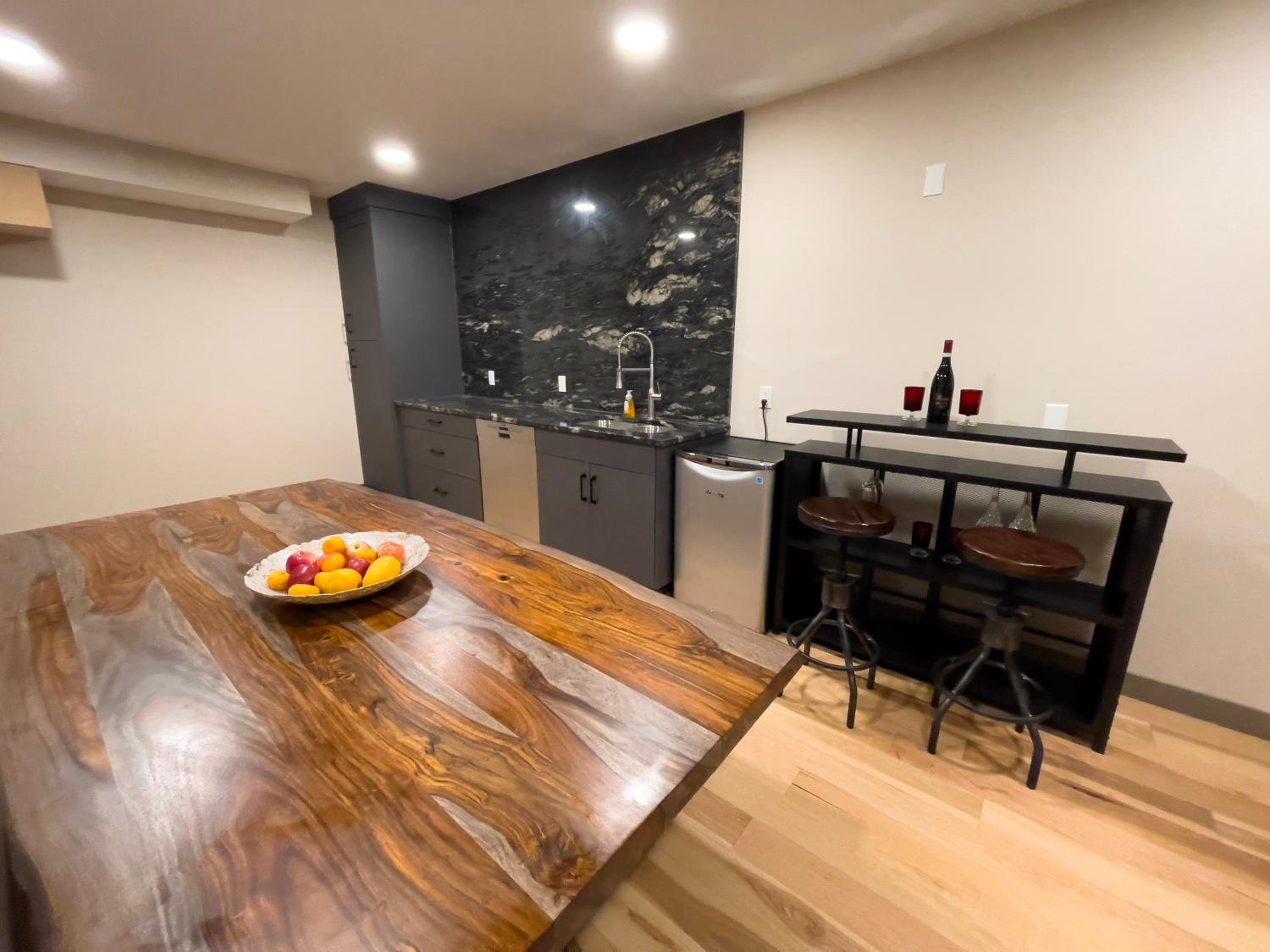 Romantic Luxury Retreat with Private Sauna & Spa, Pet Friendly, Elkside Hideout B&B