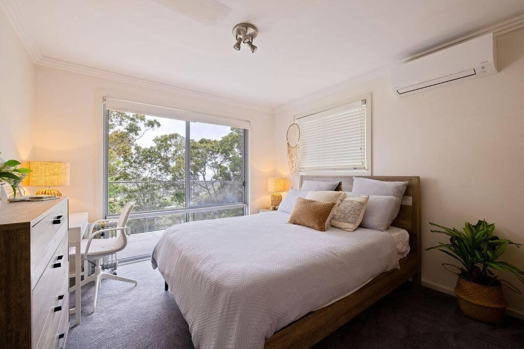 Treetop coastal getaway in Avalon Beach
