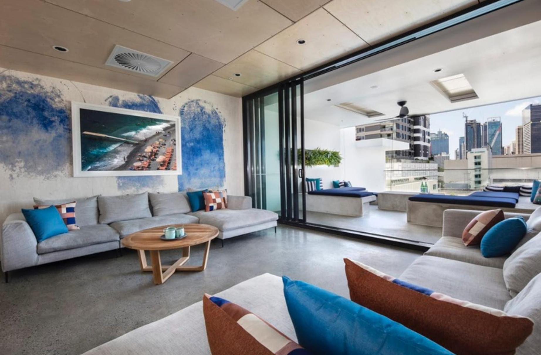 Elegant and Cozy Top Floor 1BD Apartment at South Bank