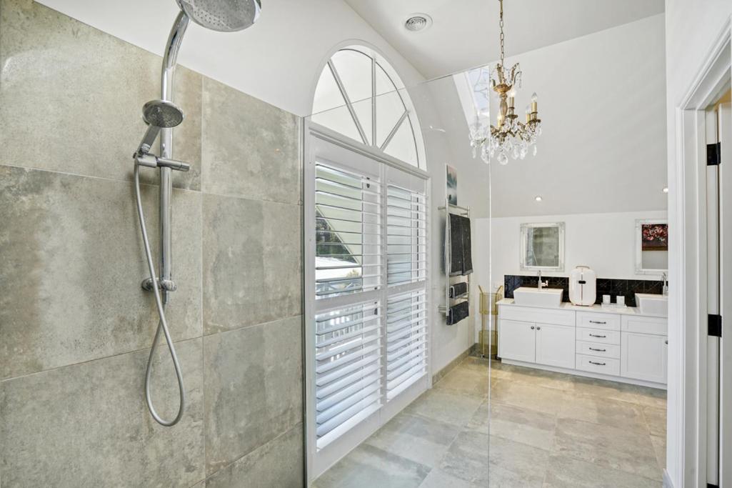 Luxury & plush lifestyle 5 Bedroom house in Mt Eliza