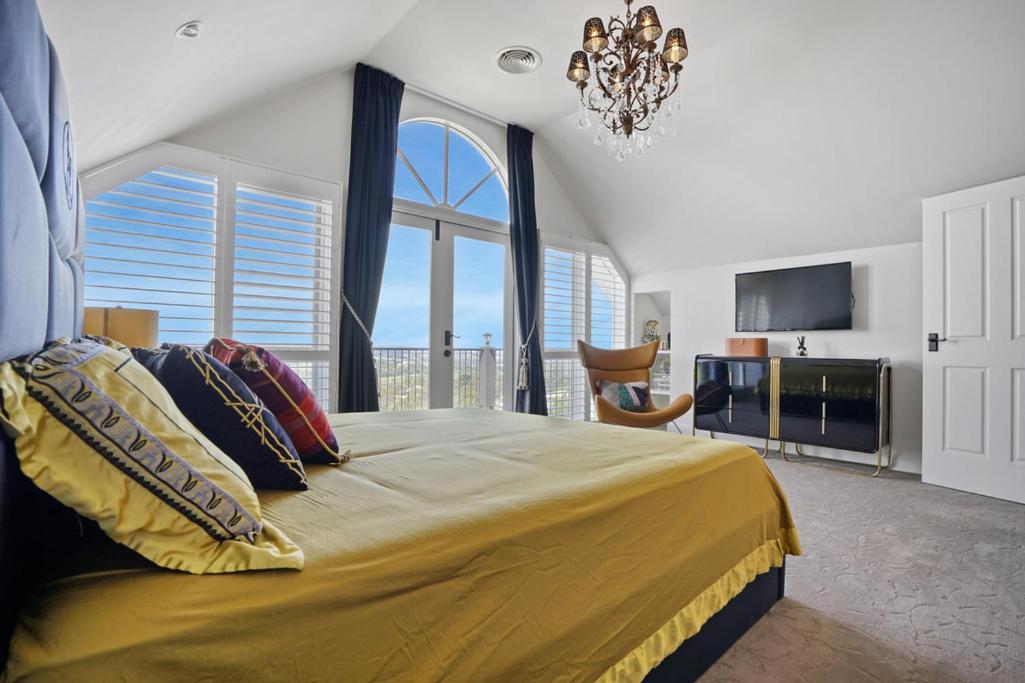 Luxury & plush lifestyle 5 Bedroom house in Mt Eliza