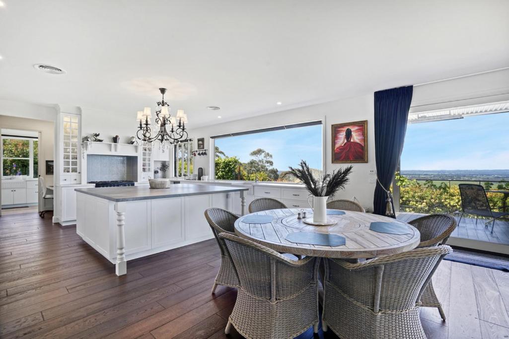 Luxury & plush lifestyle 5 Bedroom house in Mt Eliza