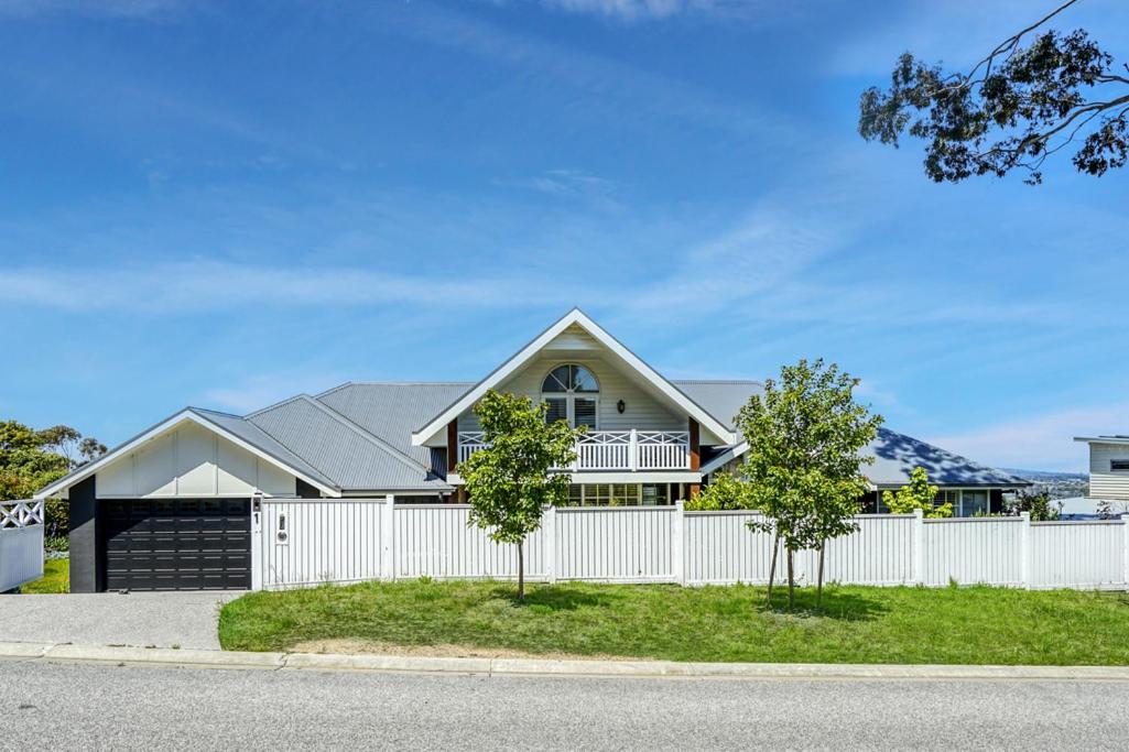 Luxury & plush lifestyle 5 Bedroom house in Mt Eliza