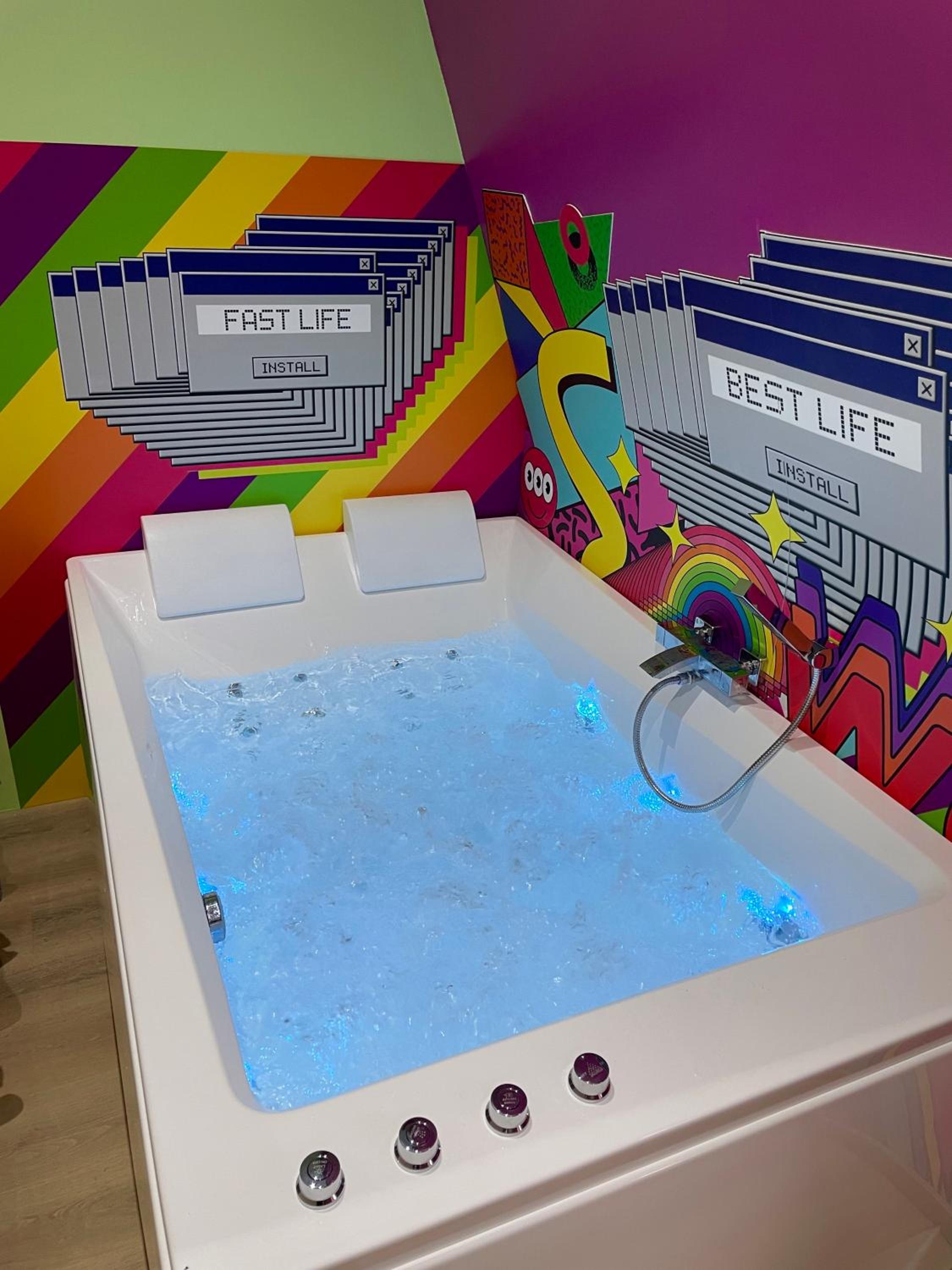 Capsule Forever Young - Jacuzzi - Sauna - Billard - arcade de jeux - Netflix & home cinéma - Ping Pong