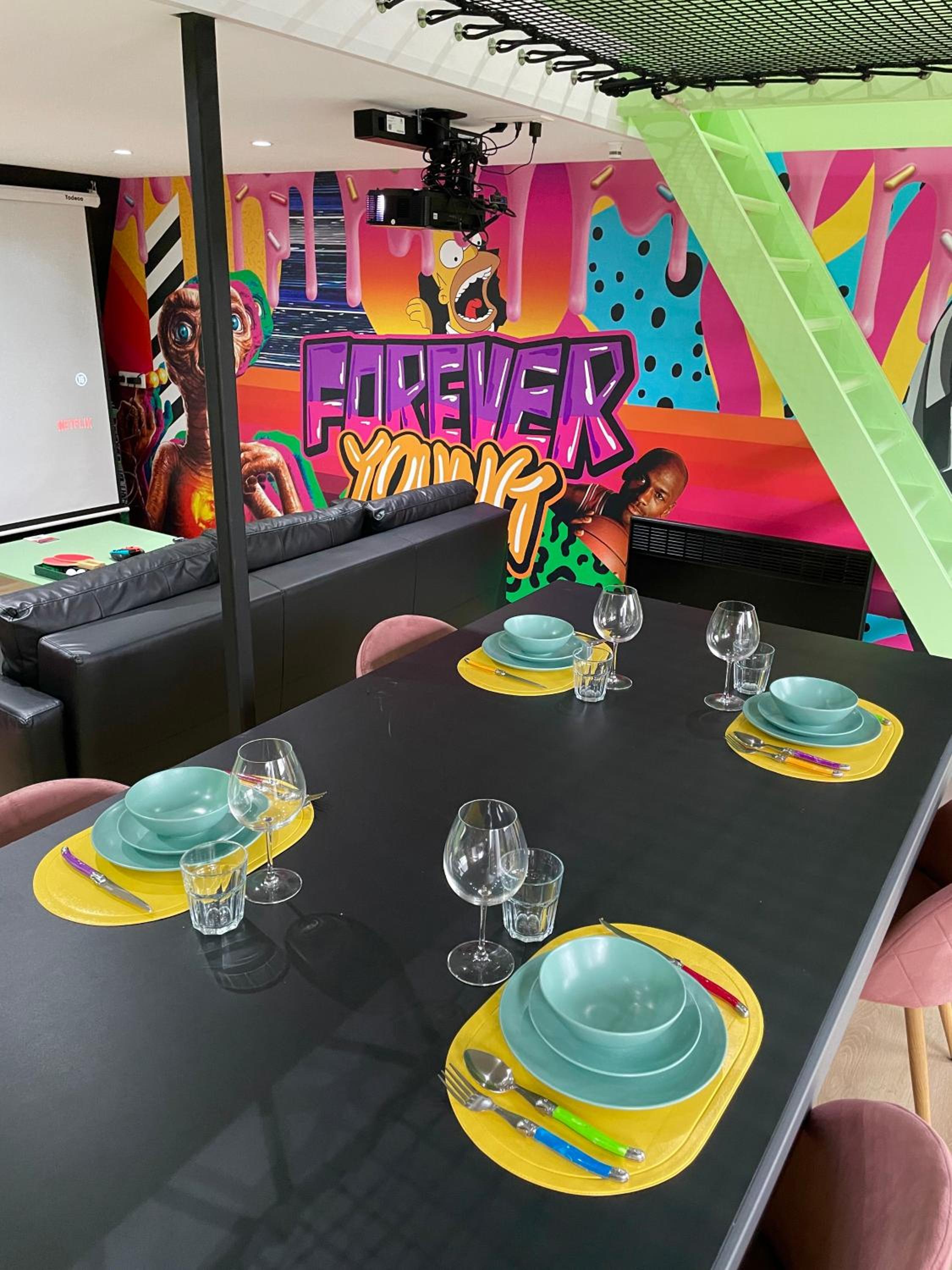 Capsule Forever Young - Jacuzzi - Sauna - Billard - arcade de jeux - Netflix & home cinéma - Ping Pong