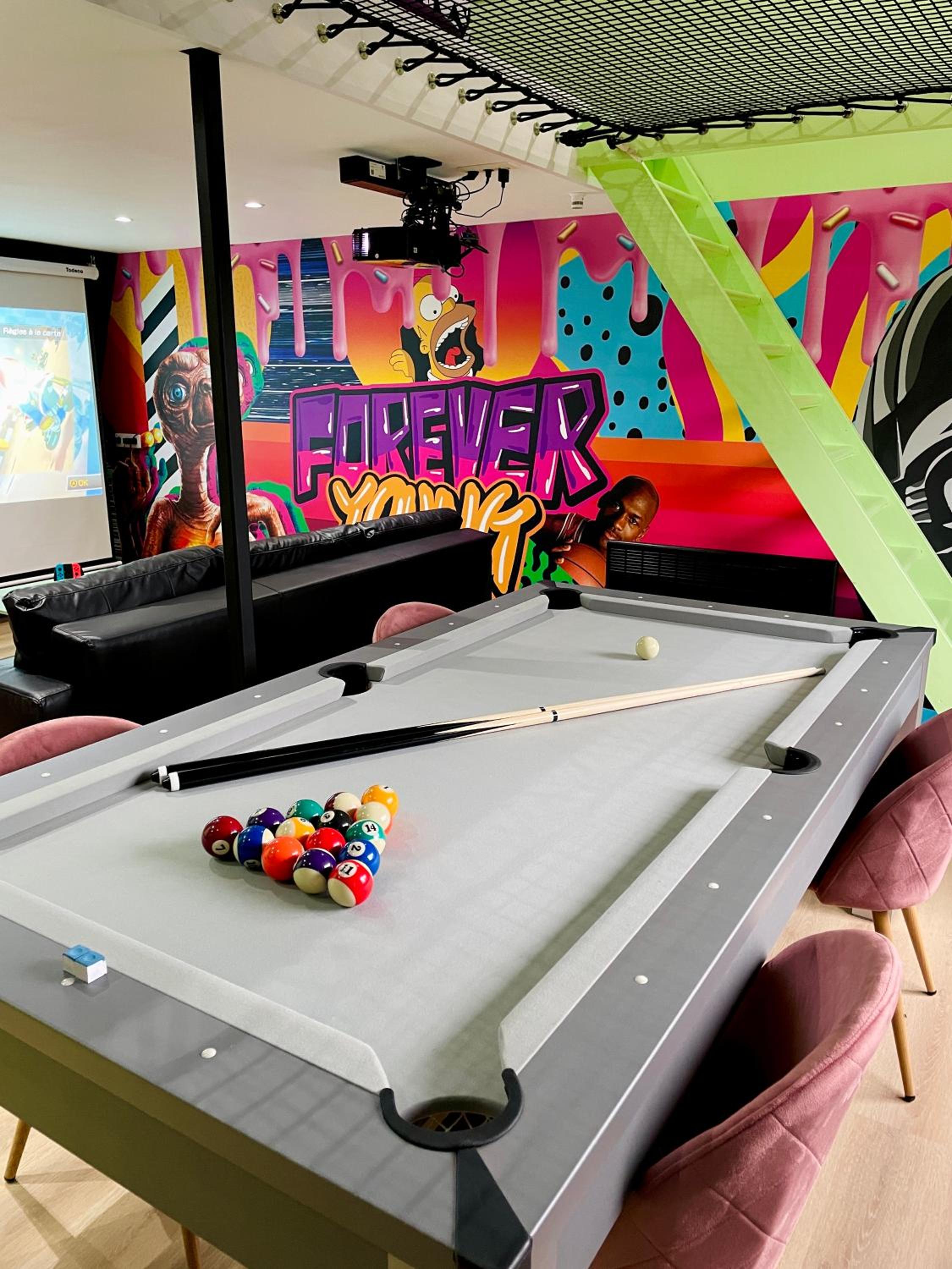 Capsule Forever Young - Jacuzzi - Sauna - Billard - arcade de jeux - Netflix & home cinéma - Ping Pong