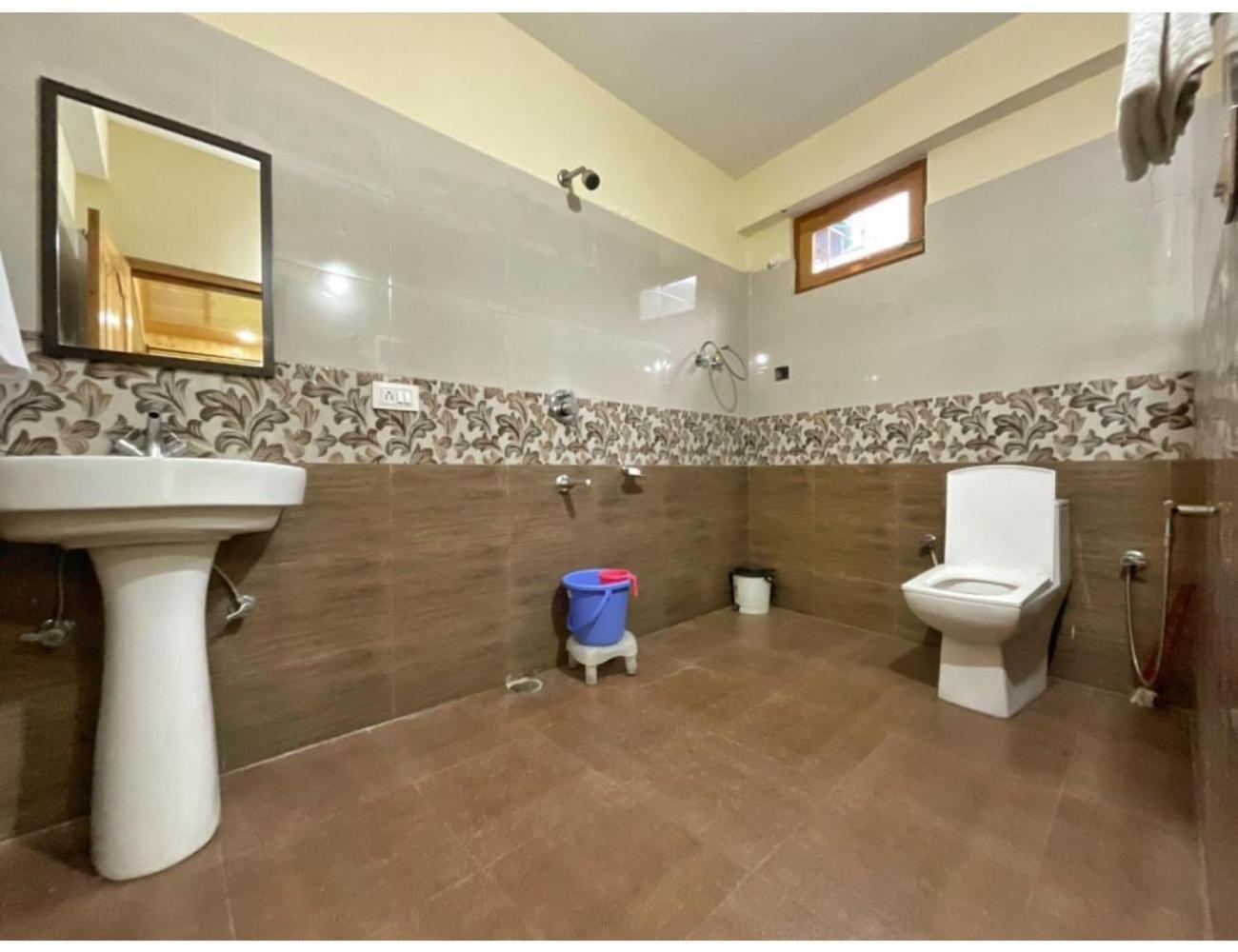 Hotel Him Paradise, Manali