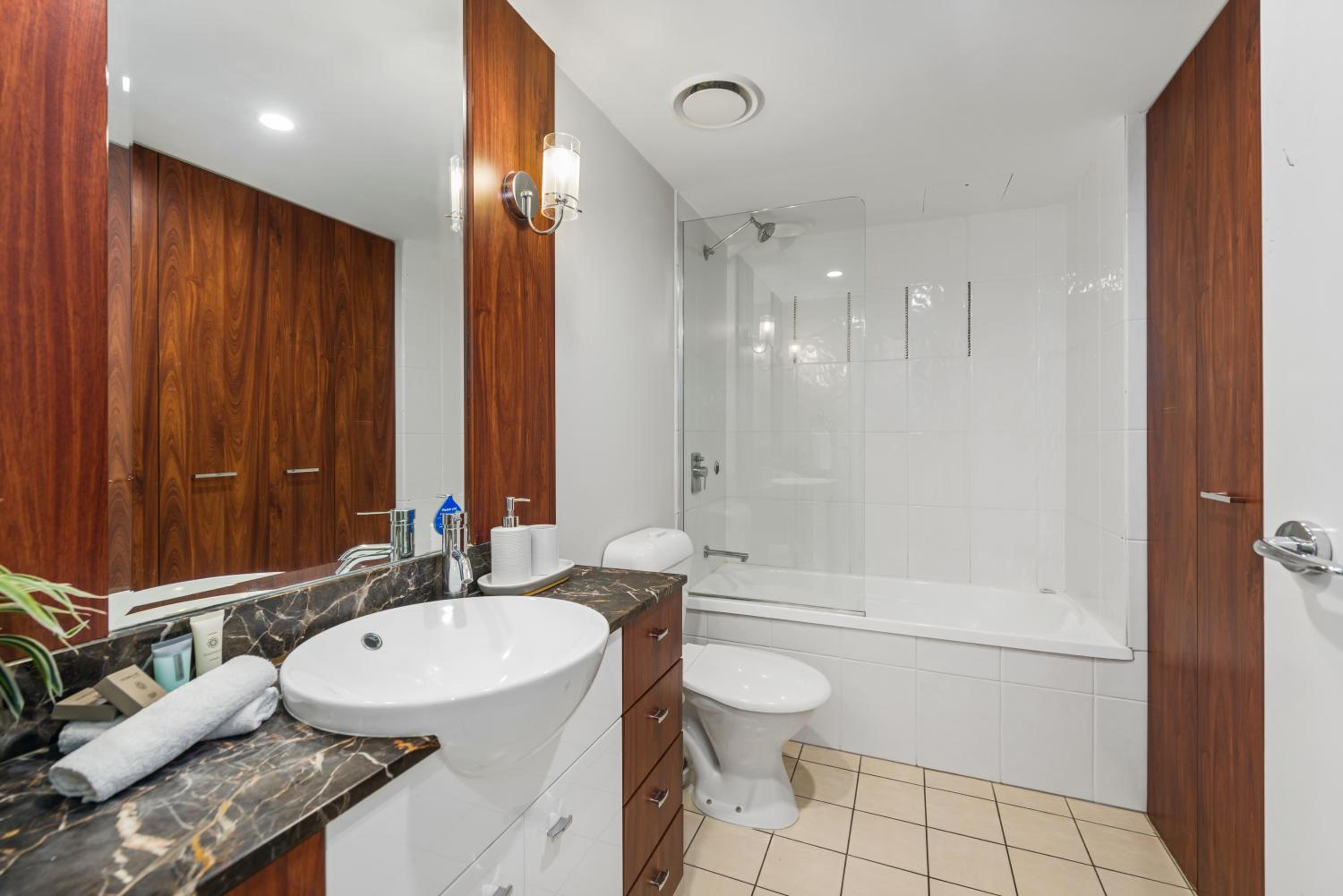 Surfers Paradise Central Chevron Apartment Sleeps 8 - Optimise BNB