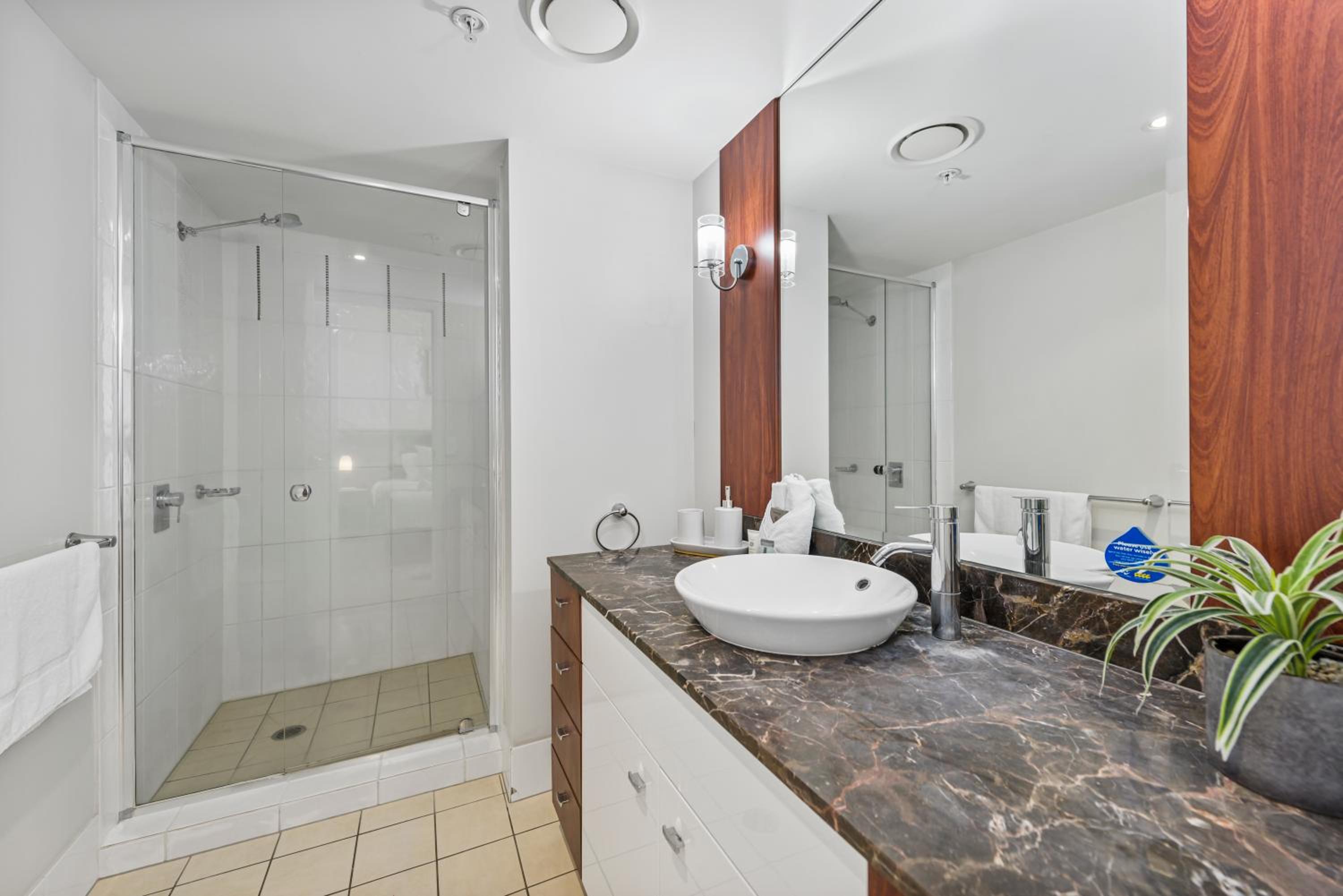 Surfers Paradise Central Chevron Apartment Sleeps 8 - Optimise BNB