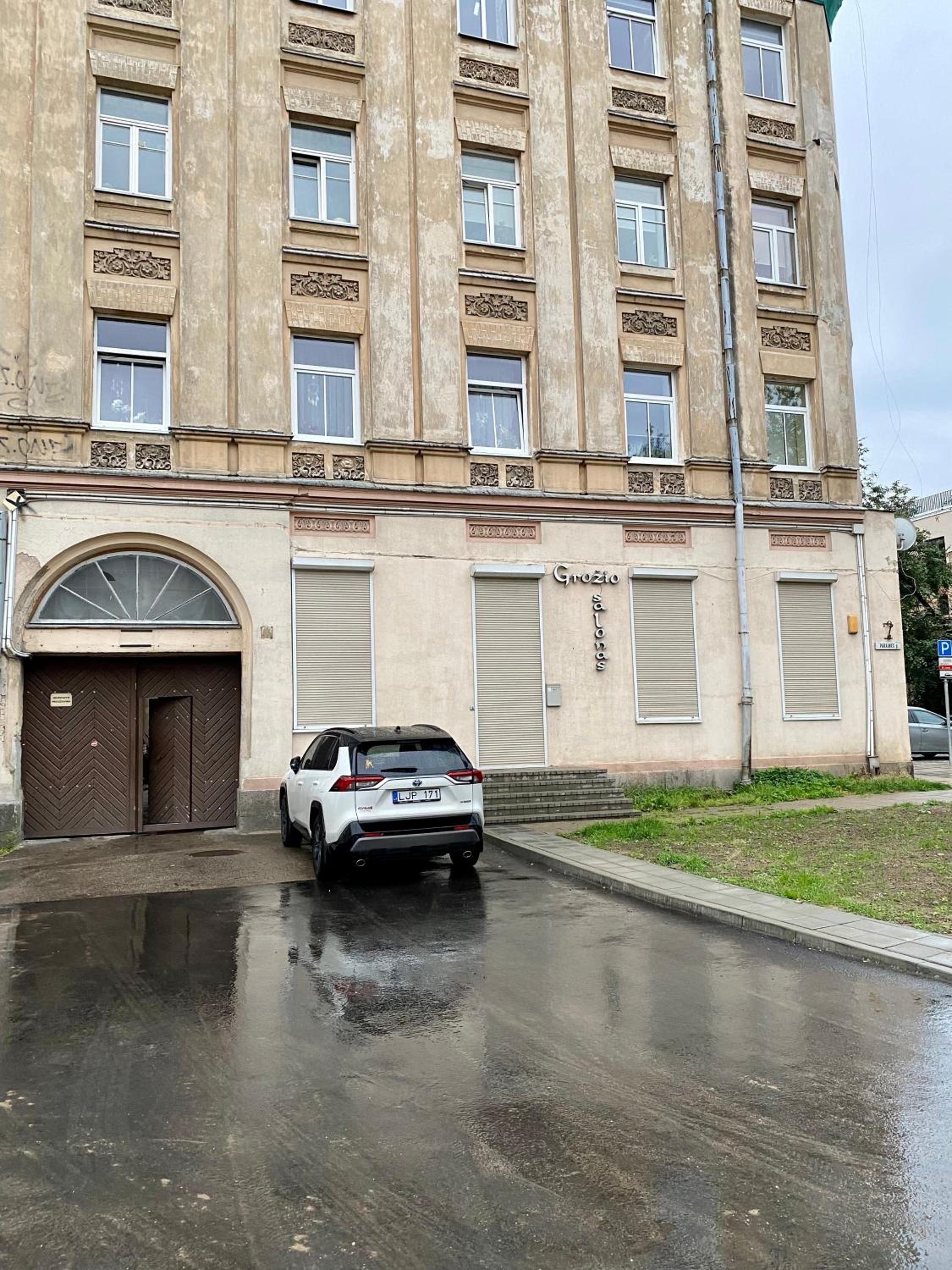 Spacious City Centre Apartment with Parking SELF CHECK-IN view 3