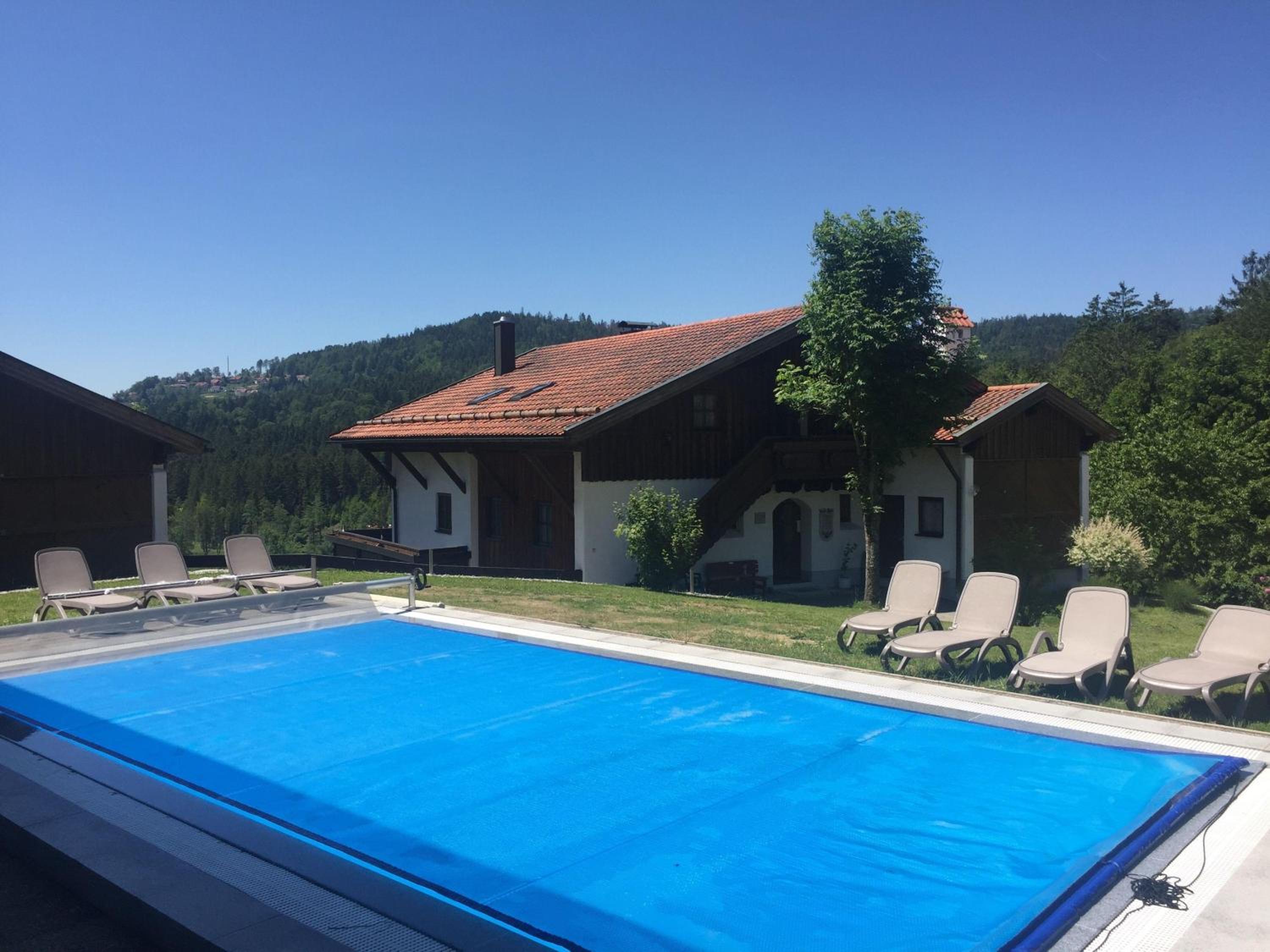 Grosse-Ferienwohnung-Pool-Sauna-Hallenbad-Wintersport-bei-Passau