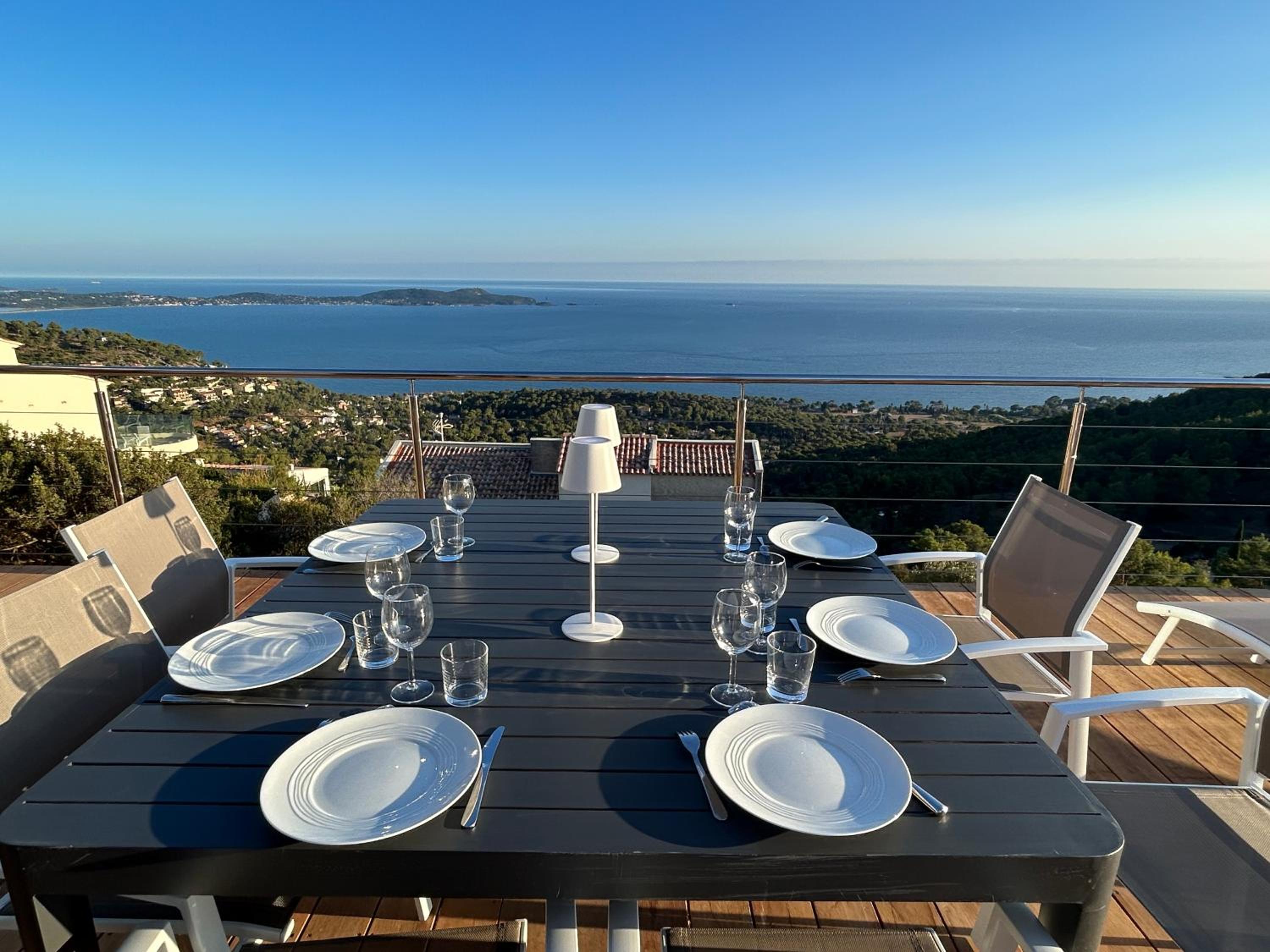 Villa 4 Etoiles vue sur les Iles d'Or Carqueiranne Sea and Mountain Pleasure Villa vue mer 180