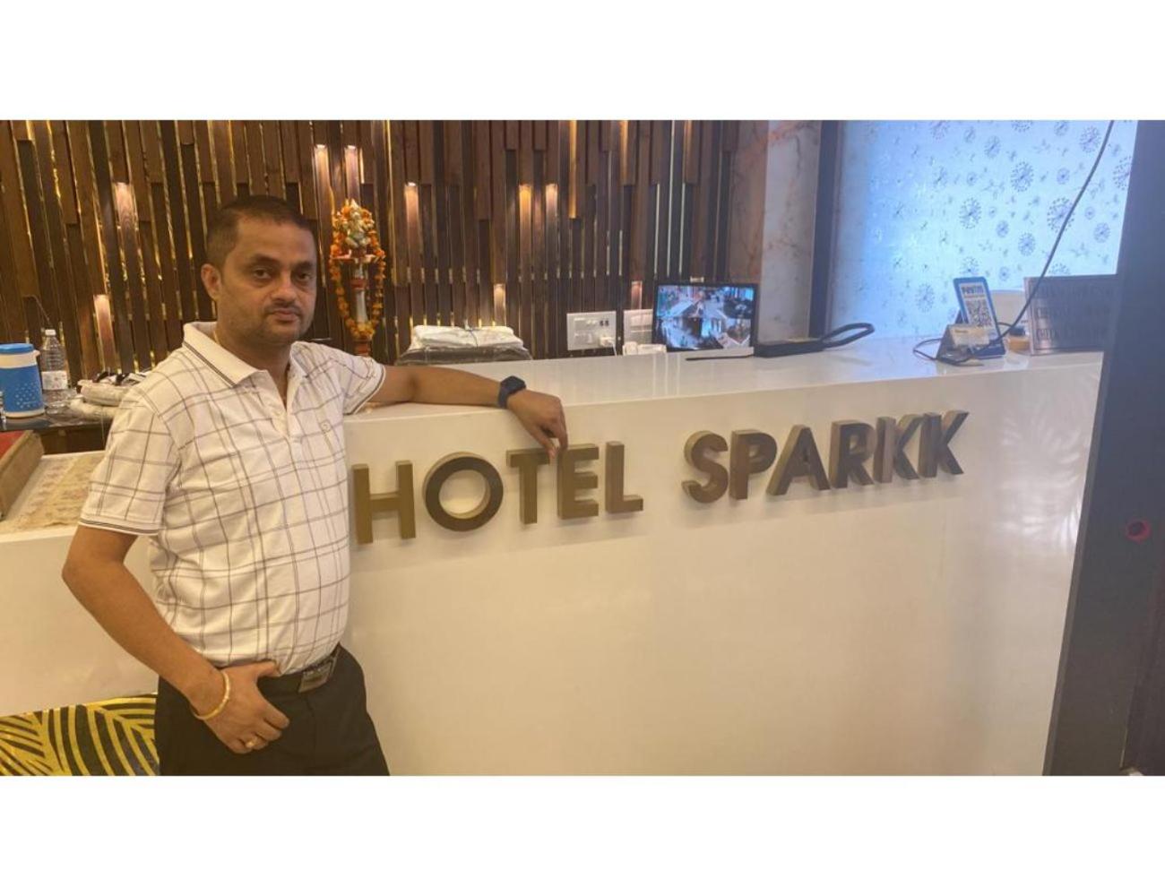 Hotel Sparkk Deluxe, New Delhi view 2