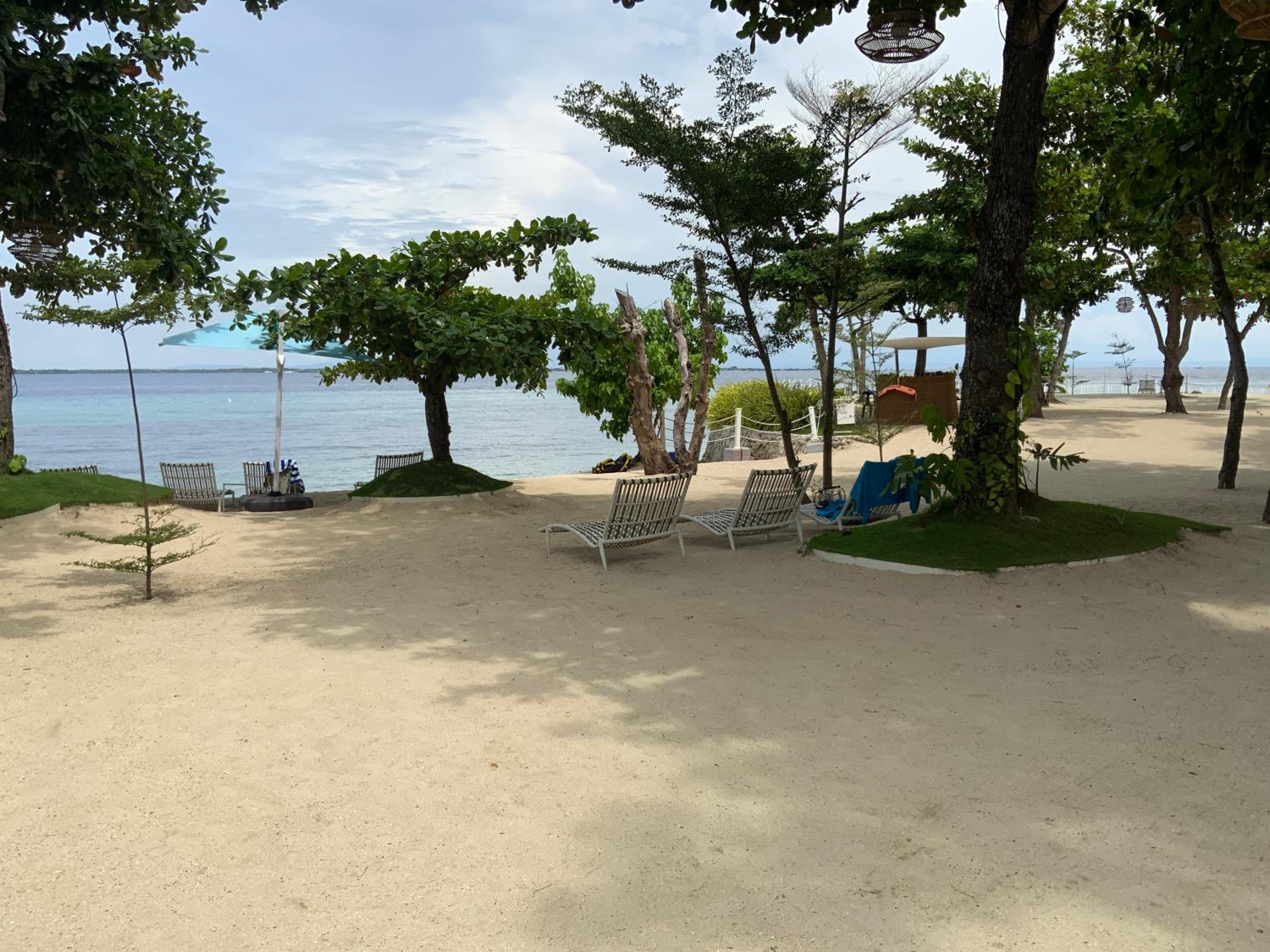 Studio for 5 at Tambuli Residences Garden View by Dominik Studio Apartment with Pool Access & Balcony in Mactan