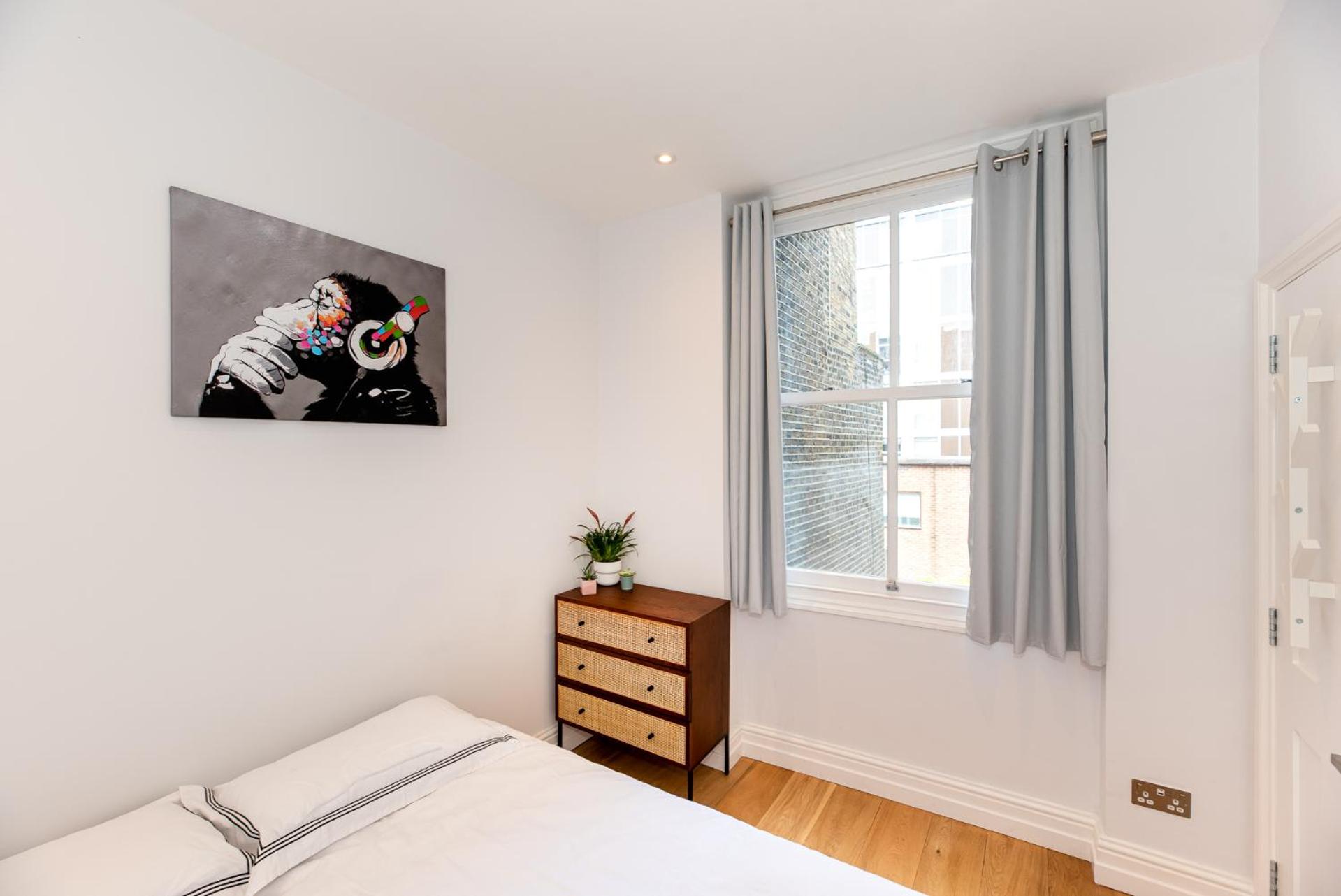 2-Bedroom Victorian Apartment in Kensington