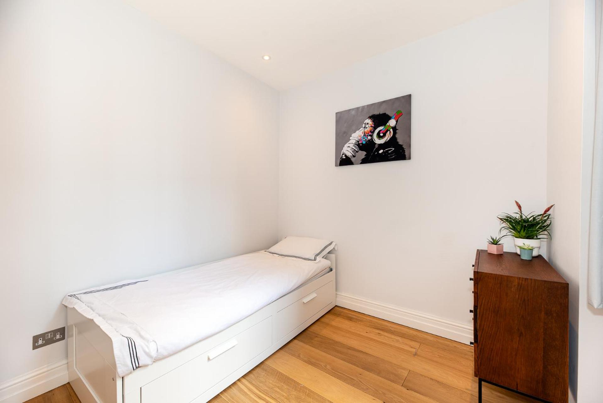 2-Bedroom Victorian Apartment in Kensington