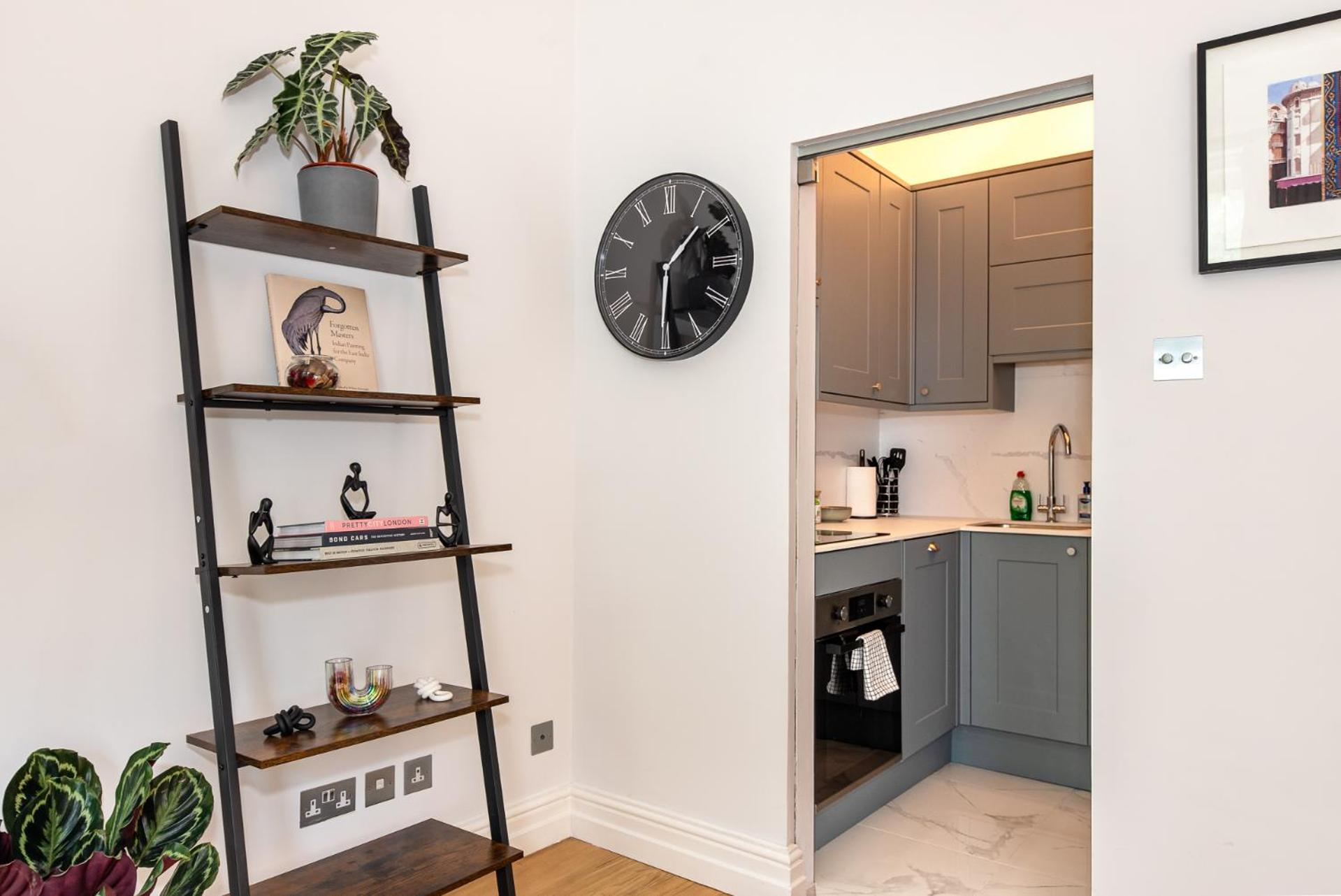 2-Bedroom Victorian Apartment in Kensington