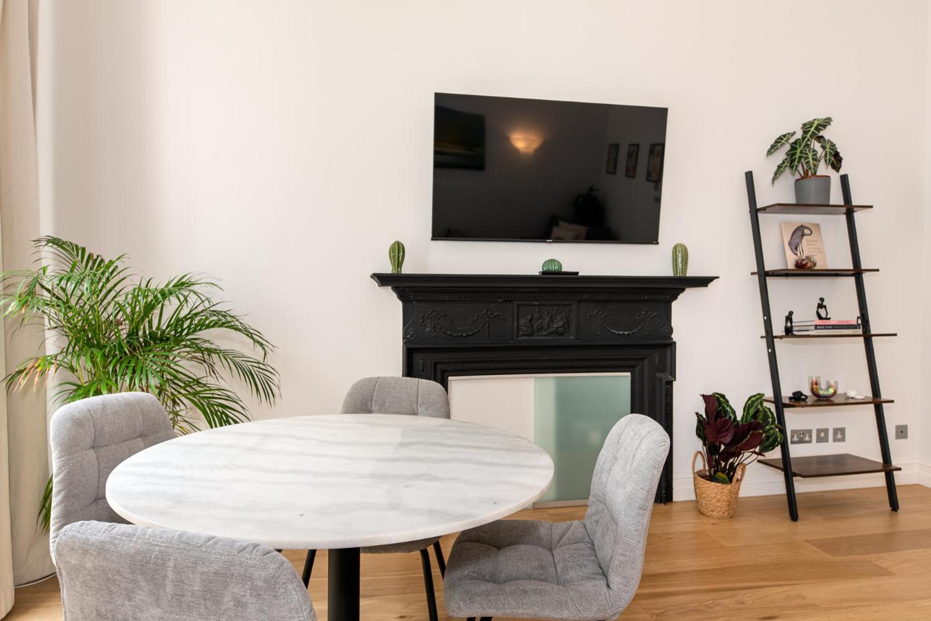 2-Bedroom Victorian Apartment in Kensington