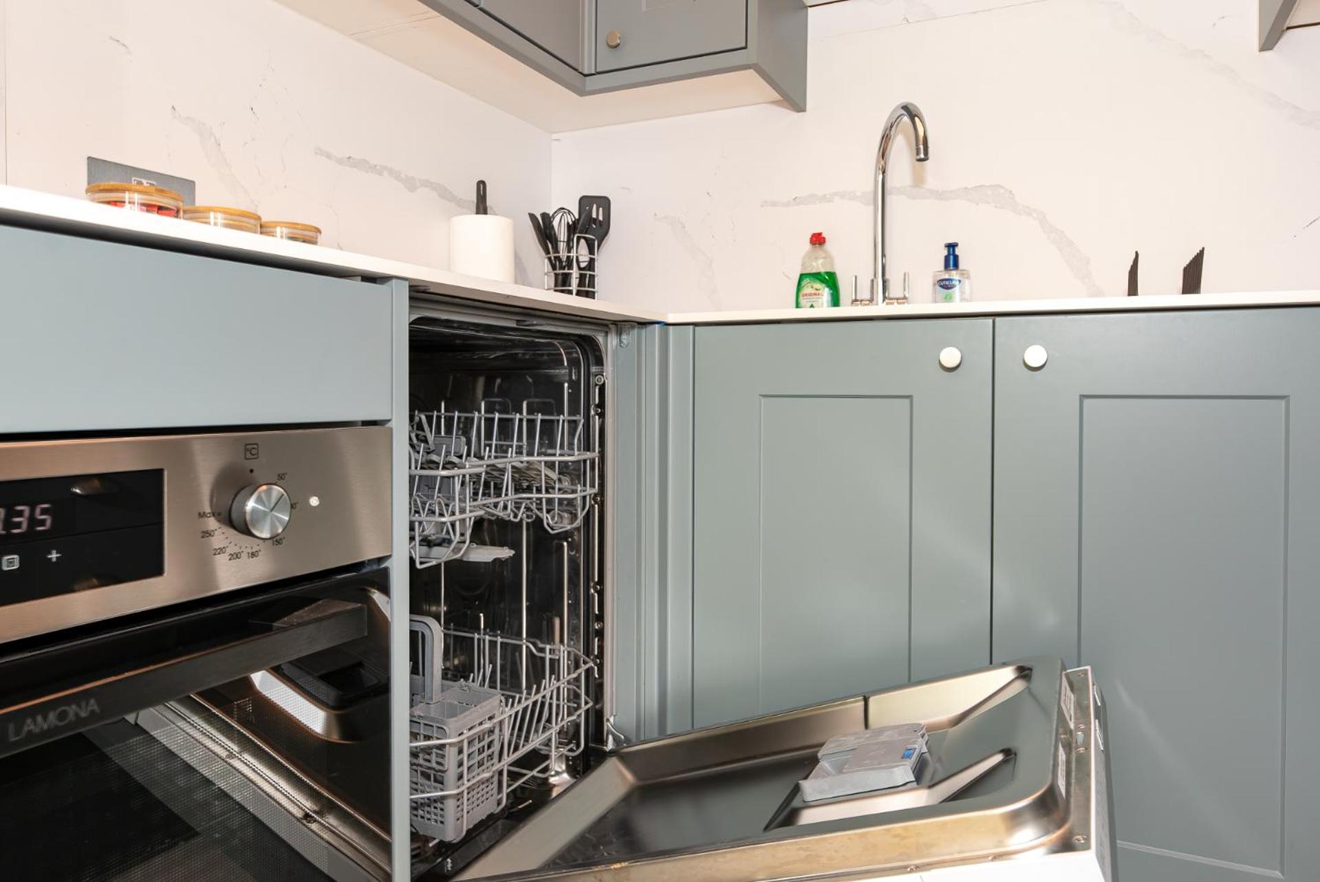 2-Bedroom Victorian Apartment in Kensington
