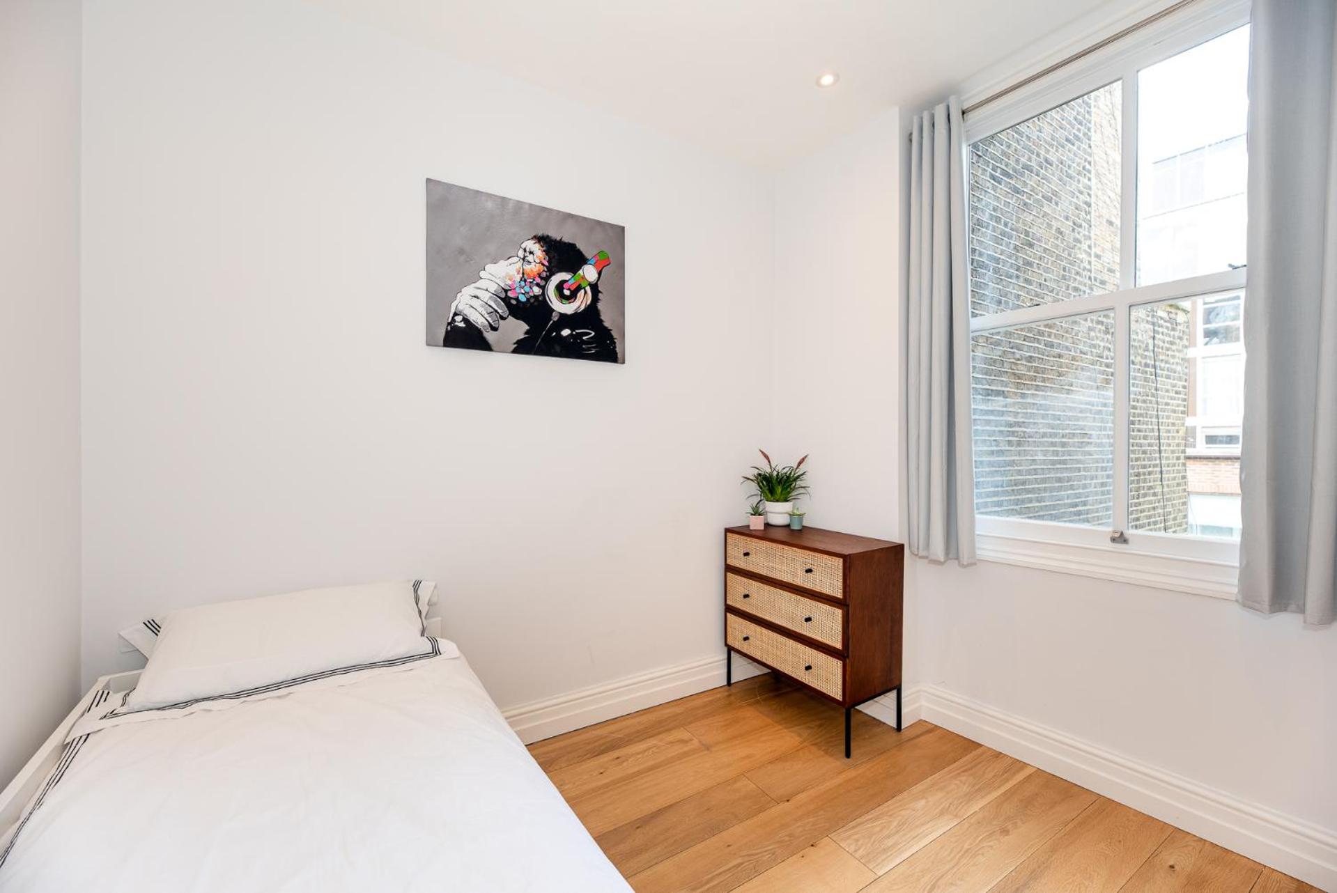 2-Bedroom Victorian Apartment in Kensington