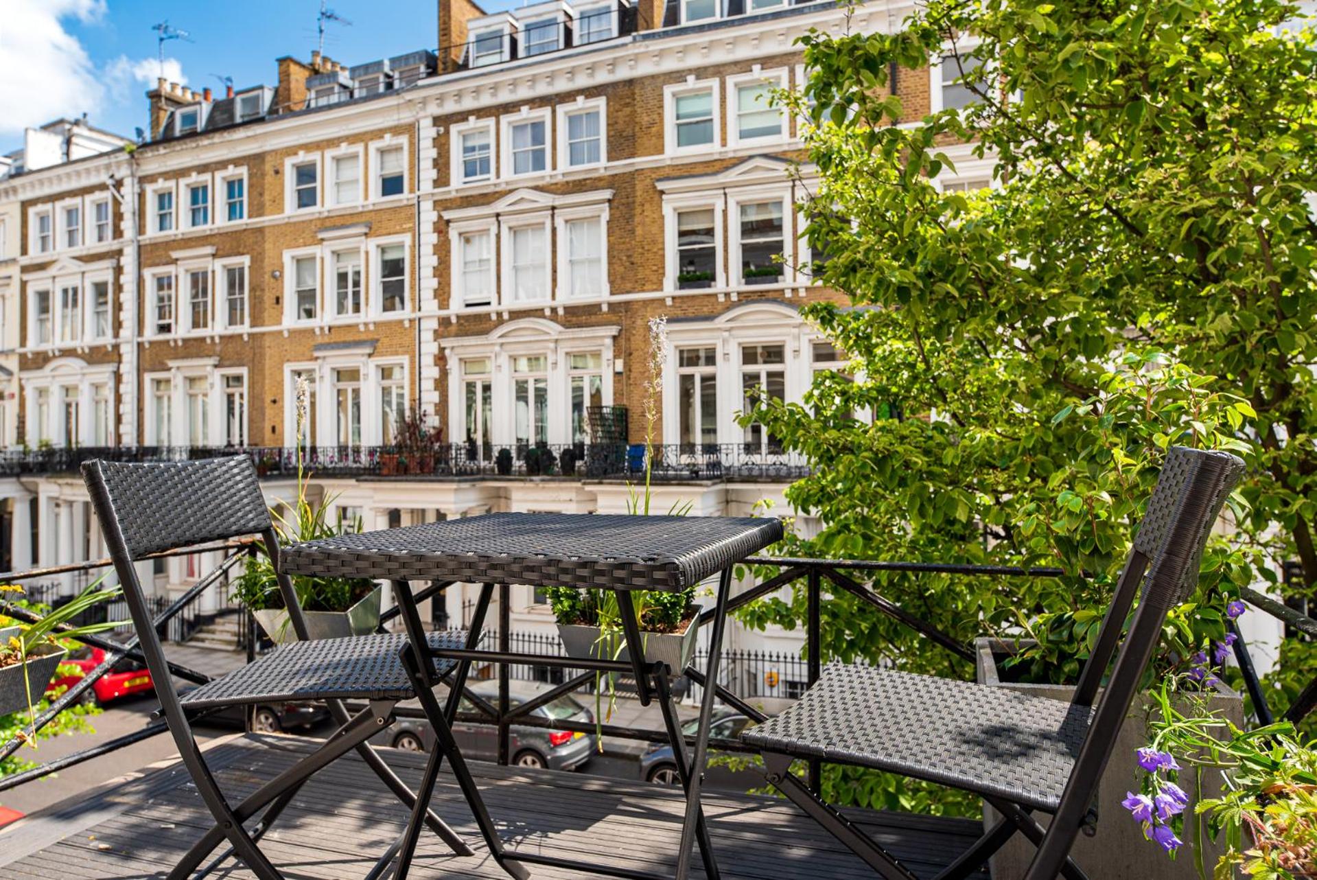 2-Bedroom Victorian Apartment in Kensington