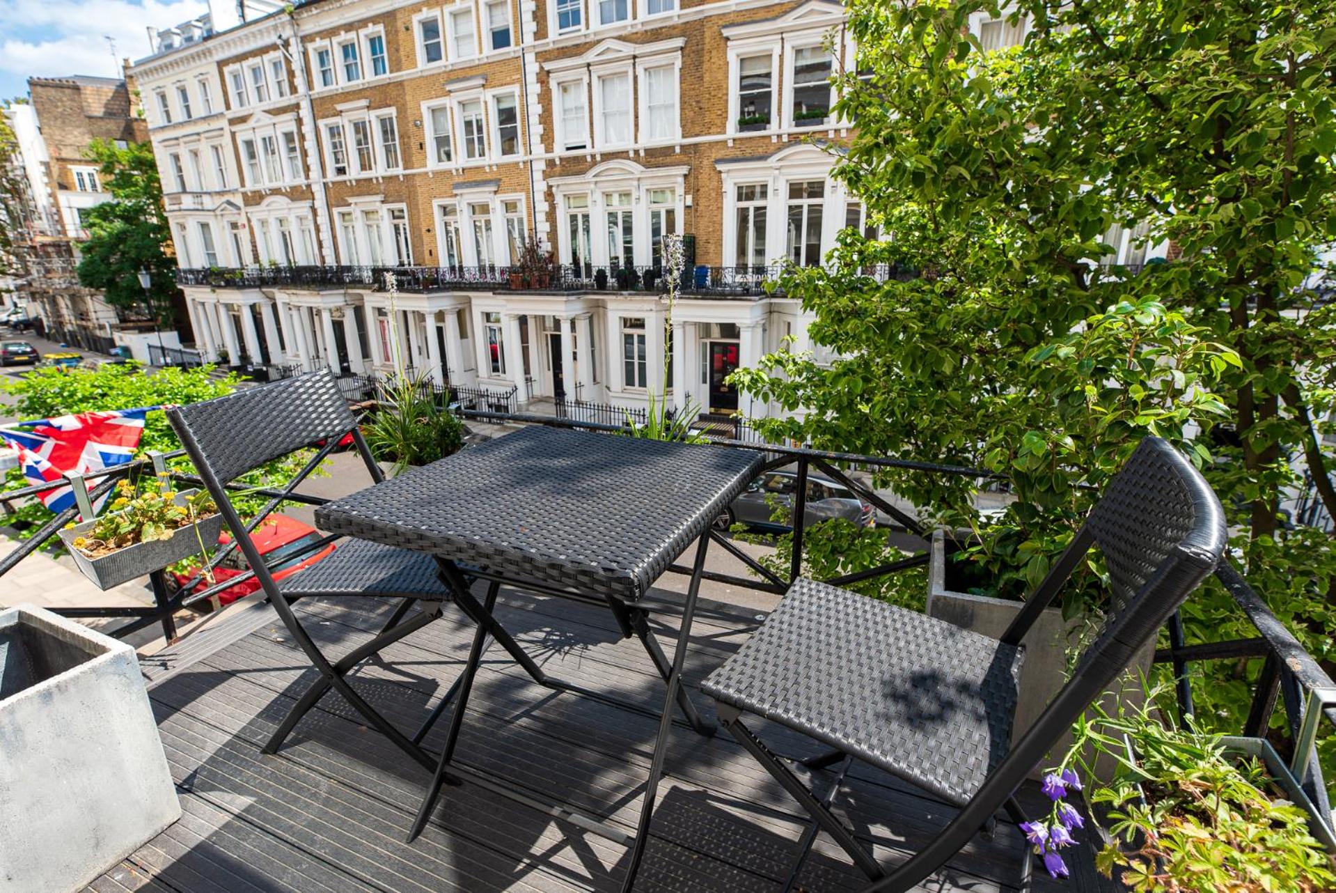 2-Bedroom Victorian Apartment in Kensington