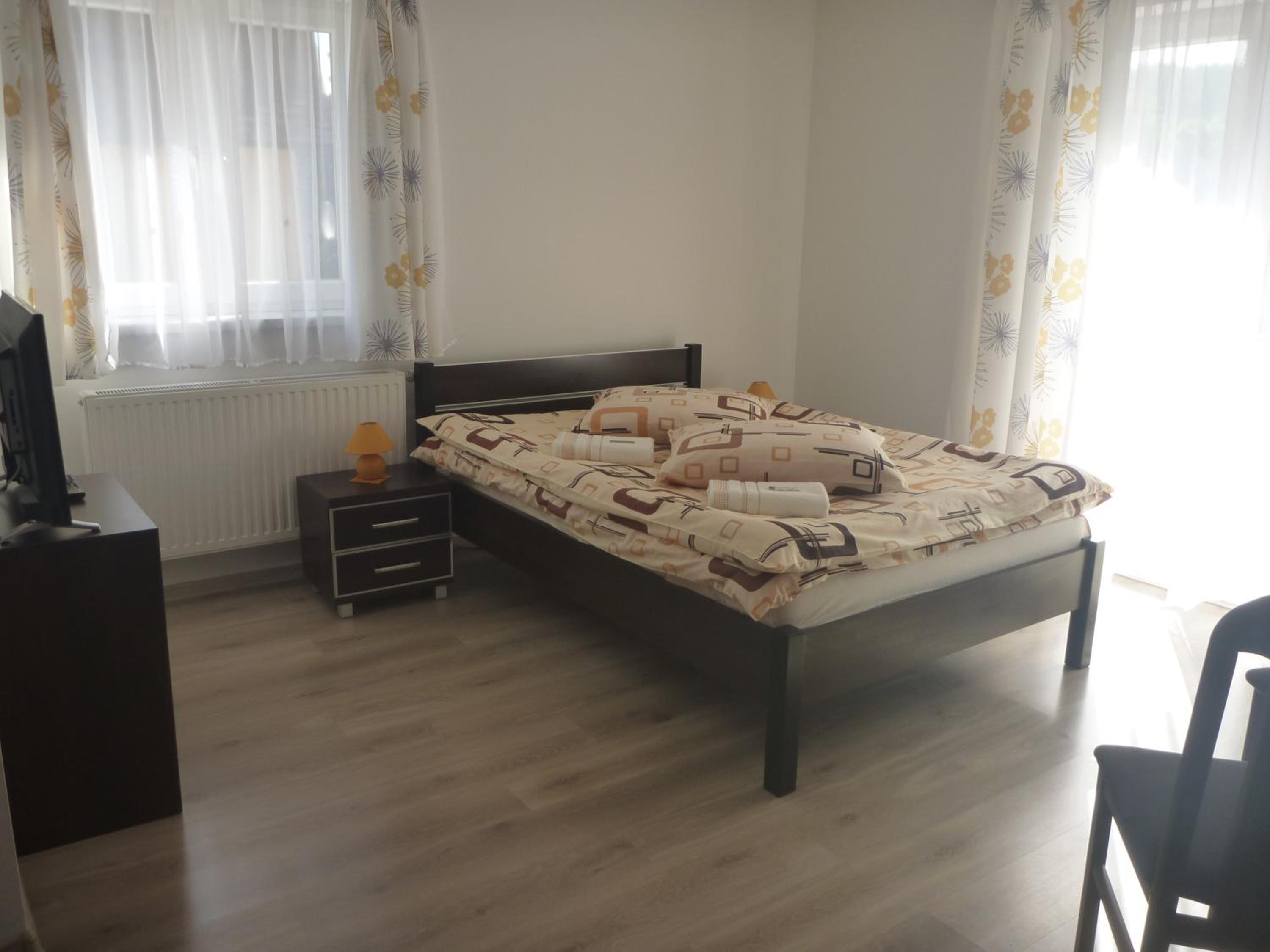 OŚRODEK WYPOCZYNKOWY NAD STAWEM - przy promenadzie, wybierany przez Gości ceniących ciszę i komfortowy wypoczynek w bezpośrednim sąsiedztwie parku zdrojowe