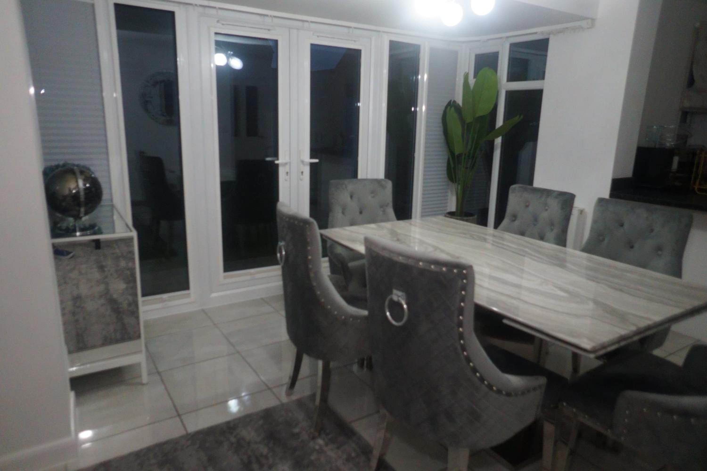 Nirvana - 4 Bedroom Luxury Home ideal for Holidays, Executives and Contractors view 2