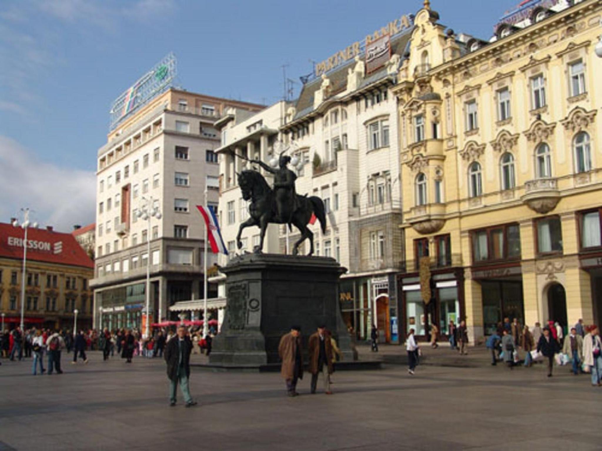 Main Square Apartment