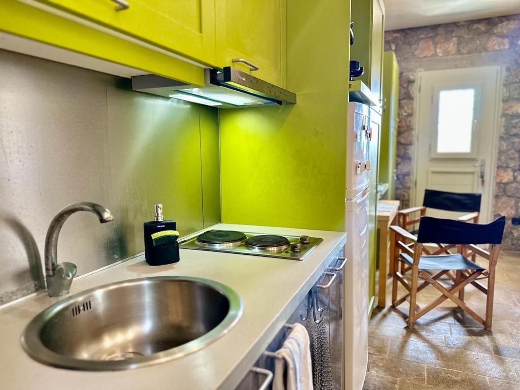 Hermione Hills Luxury Cottage by Goutos Luxury Living