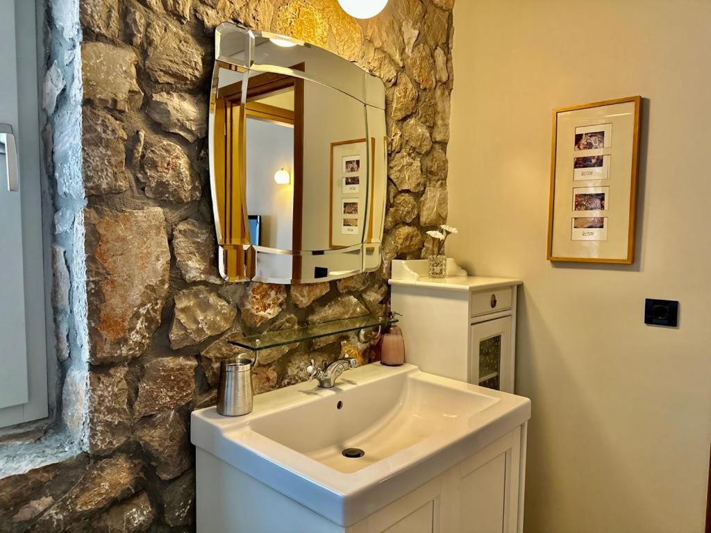 Hermione Hills Luxury Cottage by Goutos Luxury Living