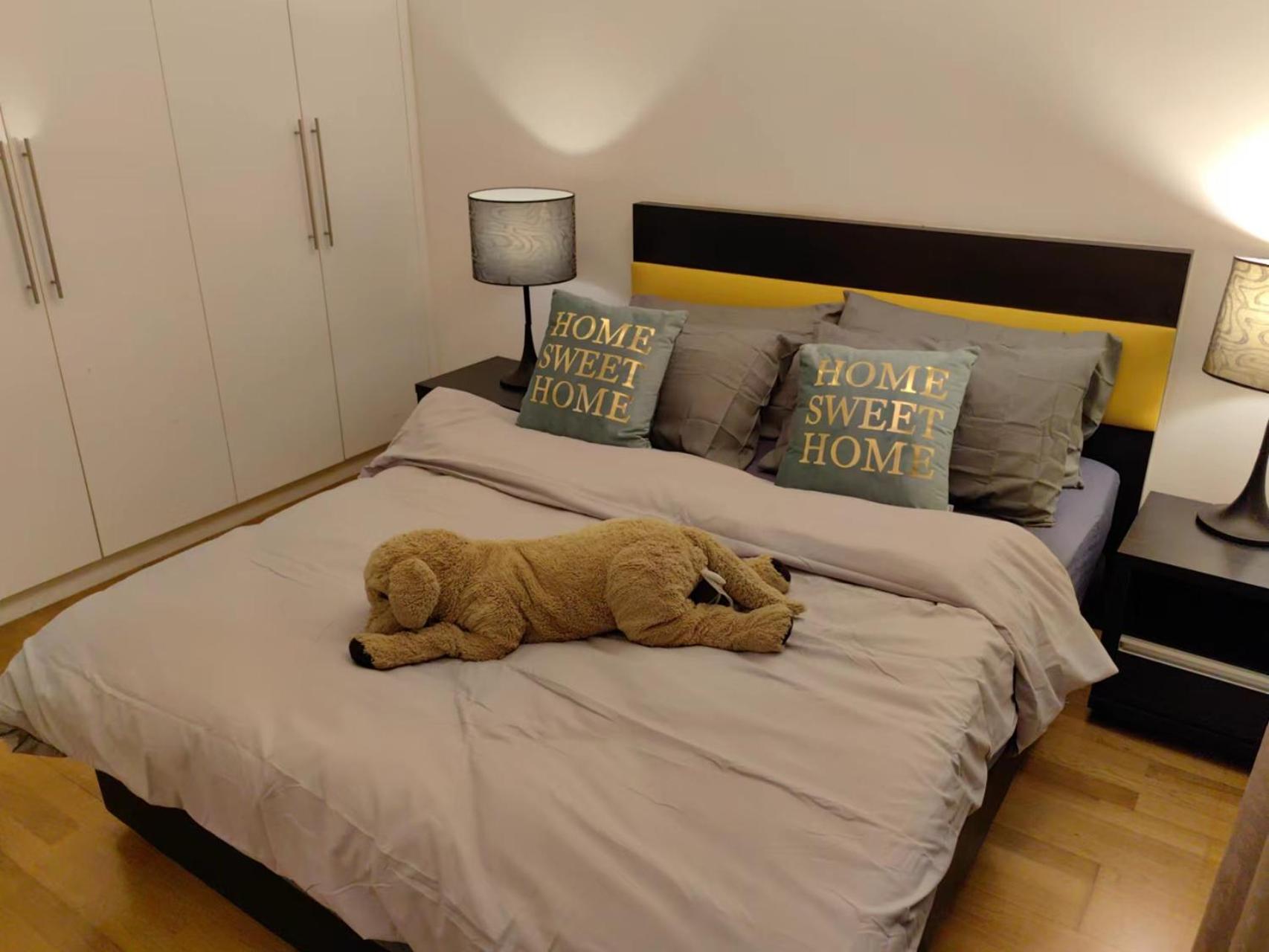 703 KLCC 5 minutes to Alor Street Ceylon Pavilion 3 Room Apt for 10 Pax