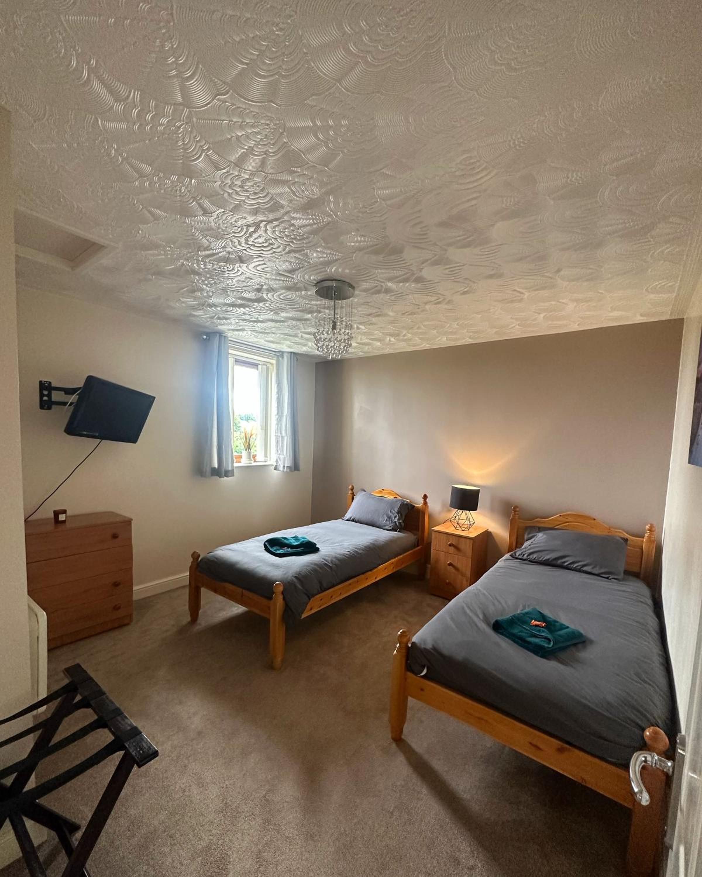 Entire 2 bedroom house. view 4