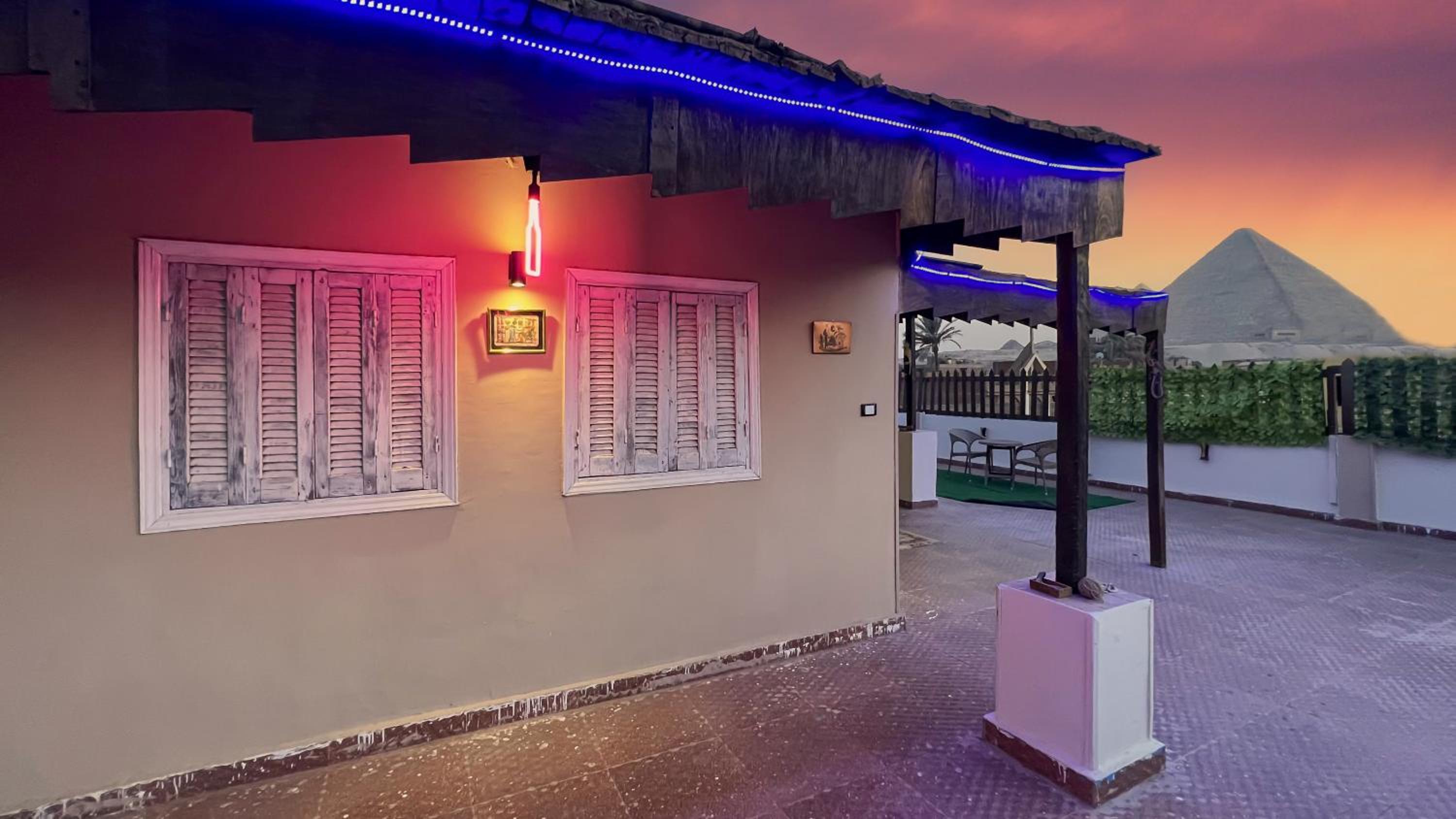 Osiris pyramids view inn