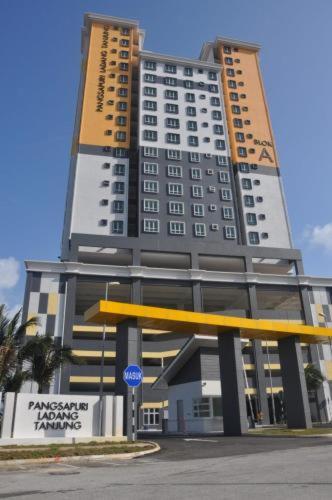 Seaside Haven Homestay Seaview Unit with Pool Opposite KTCC Mall - Pangsapuri Ladang Tanjung photo 1