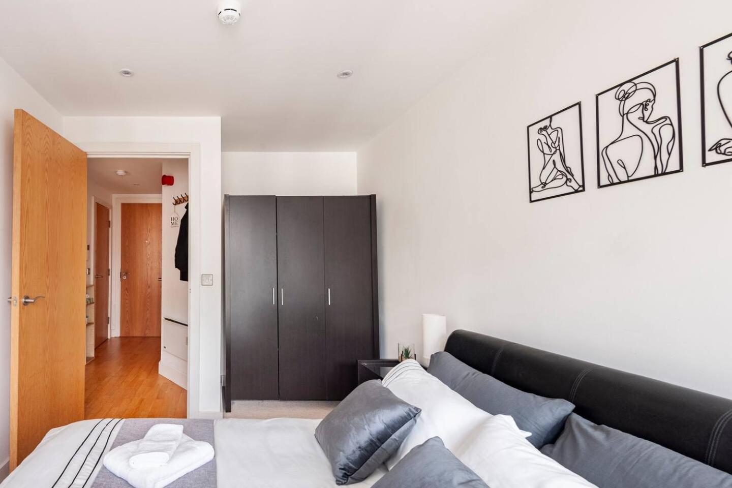 Cozy Apt Near Central Leeds view 4
