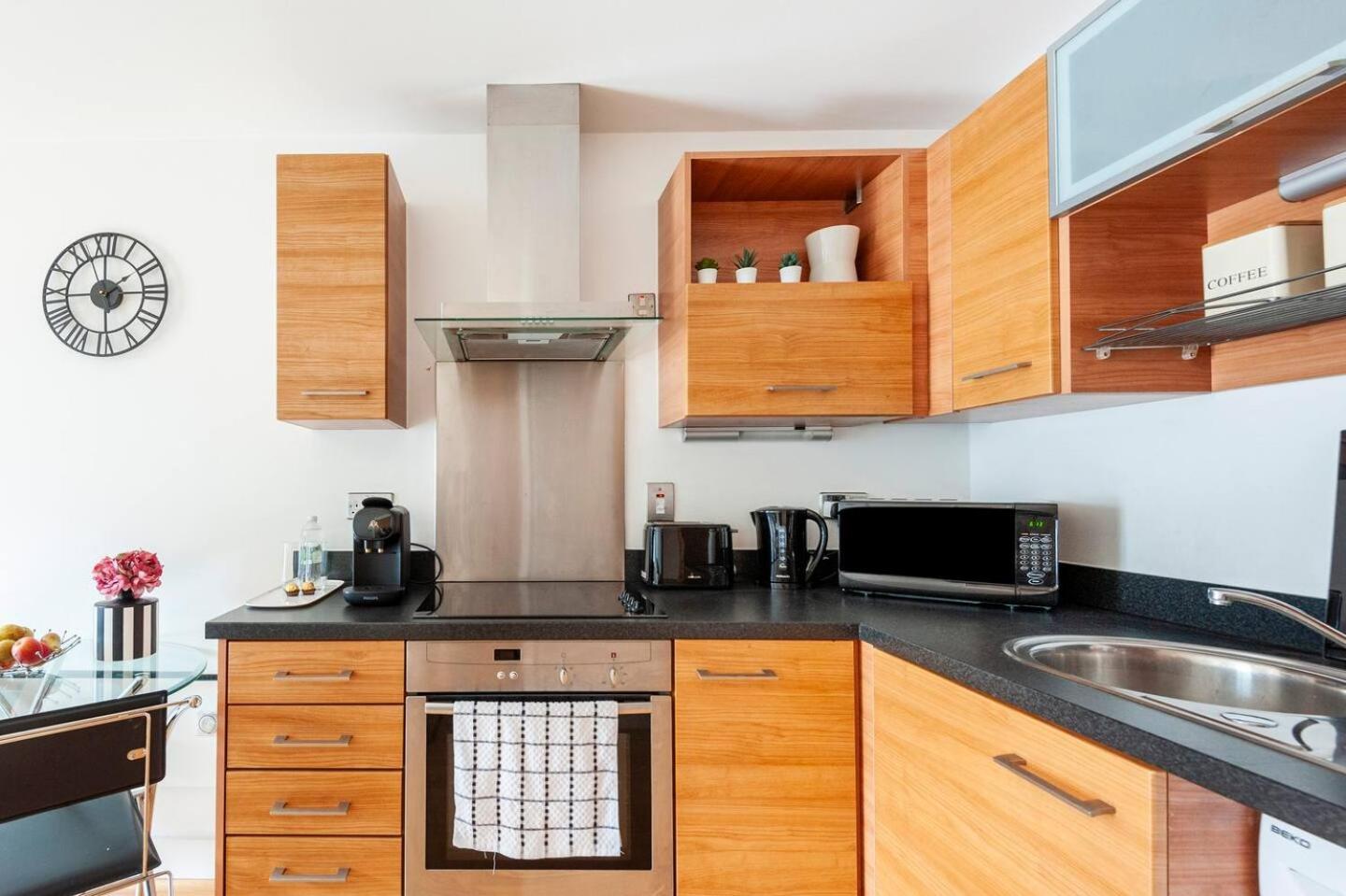 Cozy Apt Near Central Leeds view 5
