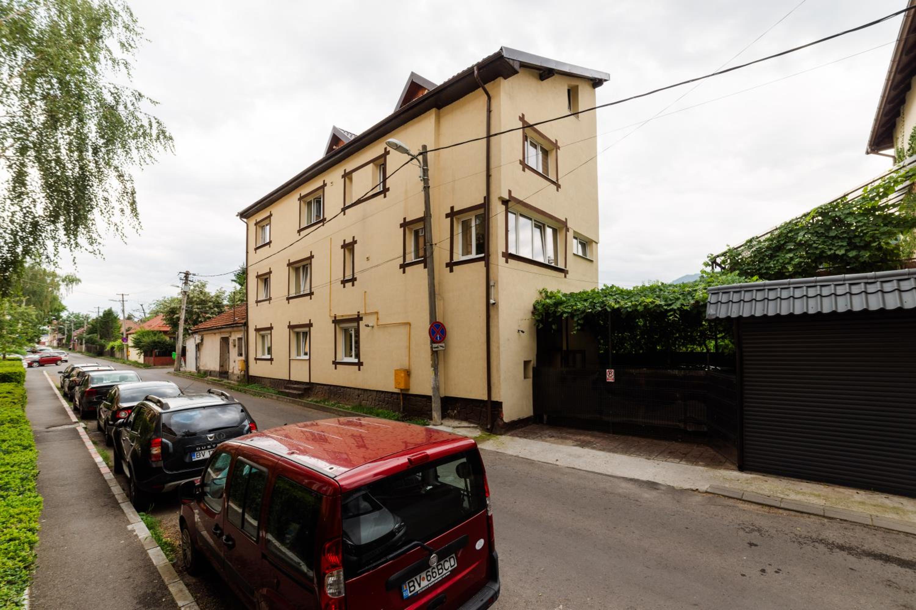 Hotel Noua Oasis BNB with PARKING - Image 1