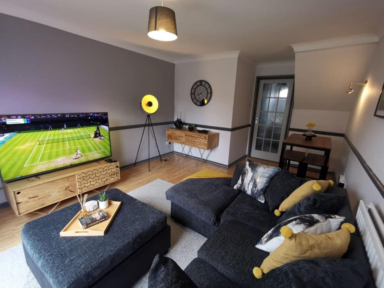 Suburban 2-bed, entire home, free parking, Maidstone, Kent UK view 2