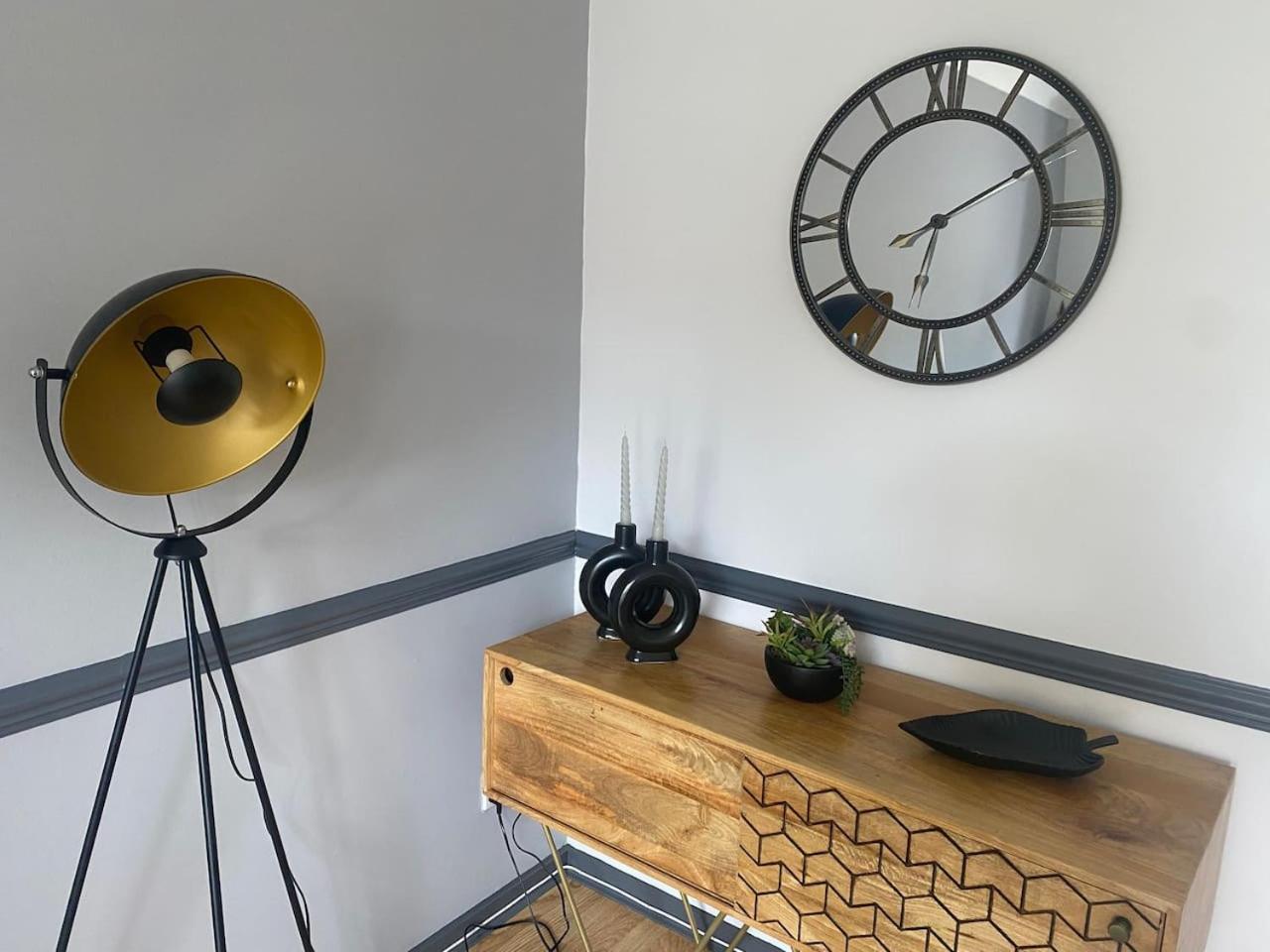 Suburban 2-bed, entire home, free parking, Maidstone, Kent UK view 4
