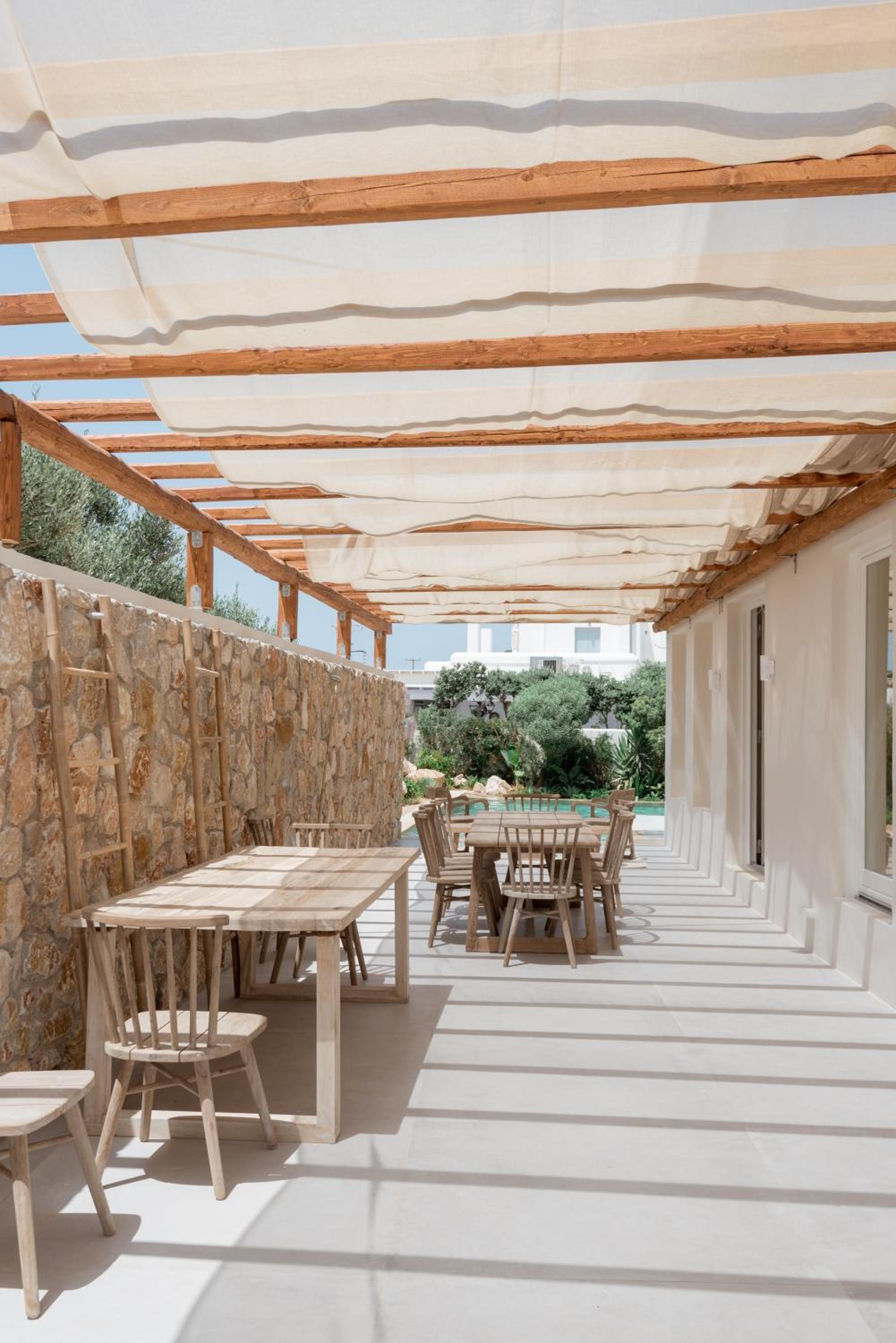 Hotel Mikri Santa Maria Beachvilla Pool Paros - Image 1